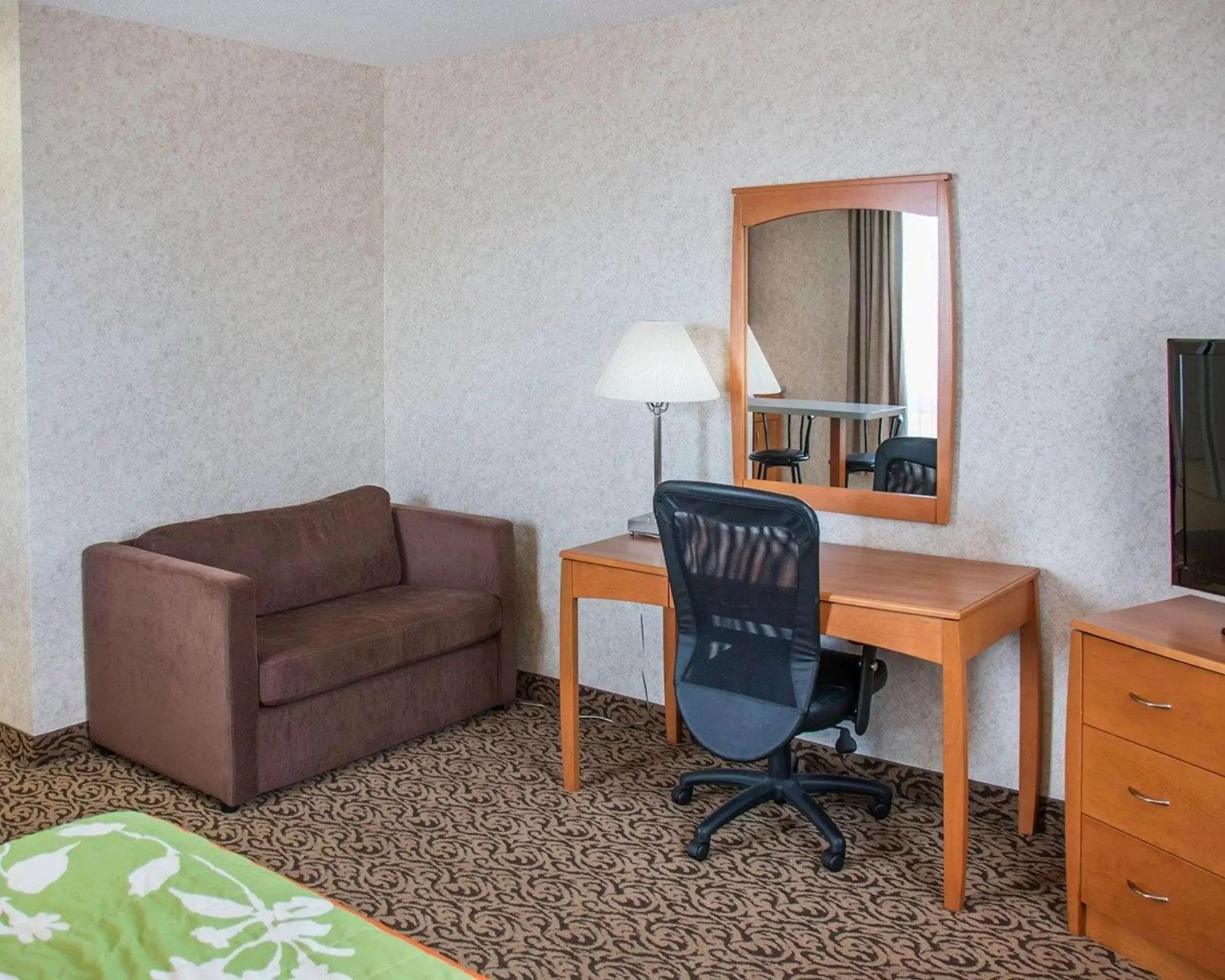 Photo of the whole room, Seating Area in Quality Inn & Suites Winnipeg