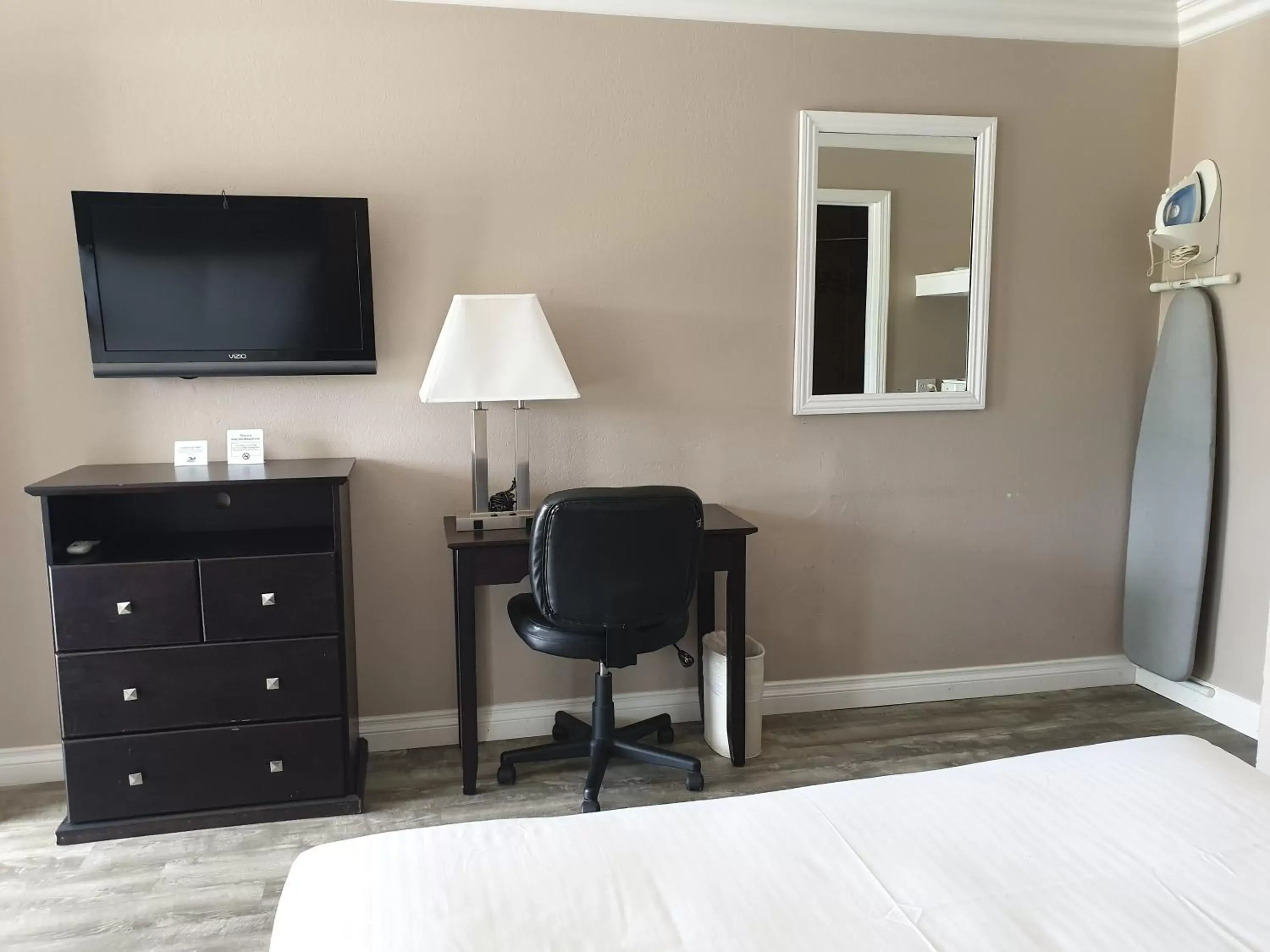 Bed in Lotus of Lompoc - A Great Hospitality Inn Bed in Lotus of Lompoc - A Great Hospitality Inn