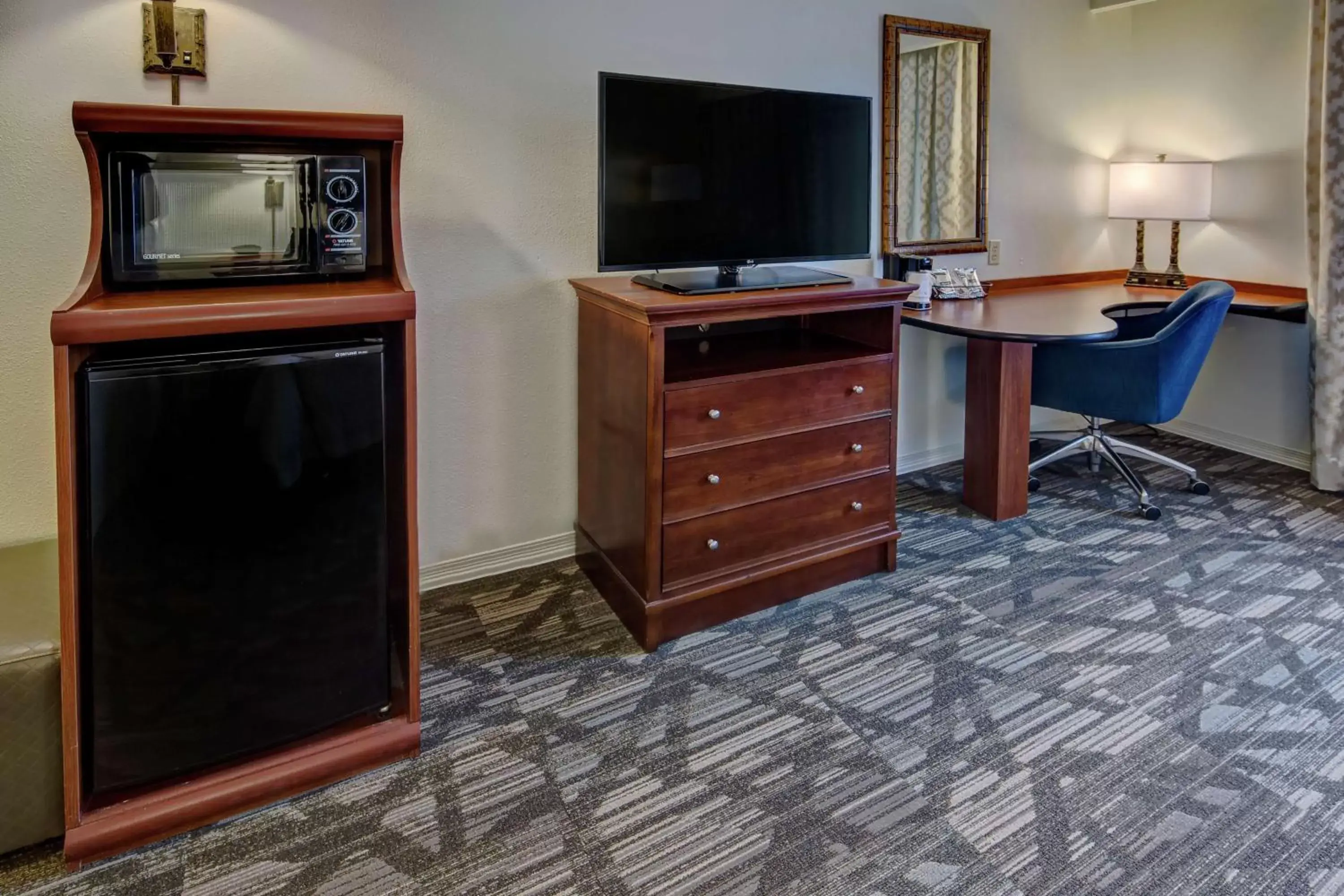 Bedroom, TV/Entertainment Center in Hampton Inn & Suites Stuart-North