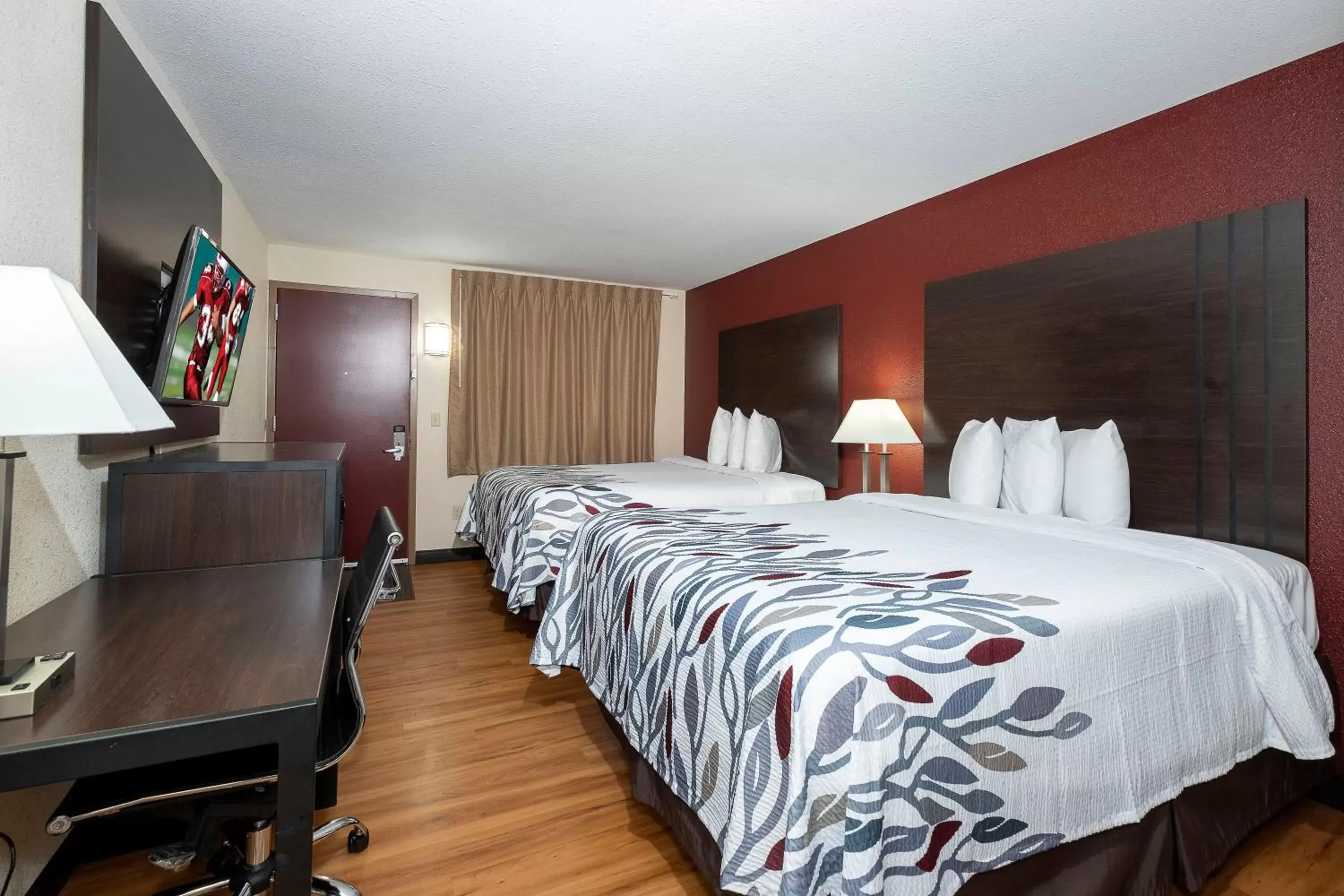 Photo of the whole room, Bed in Red Roof Inn Freehold