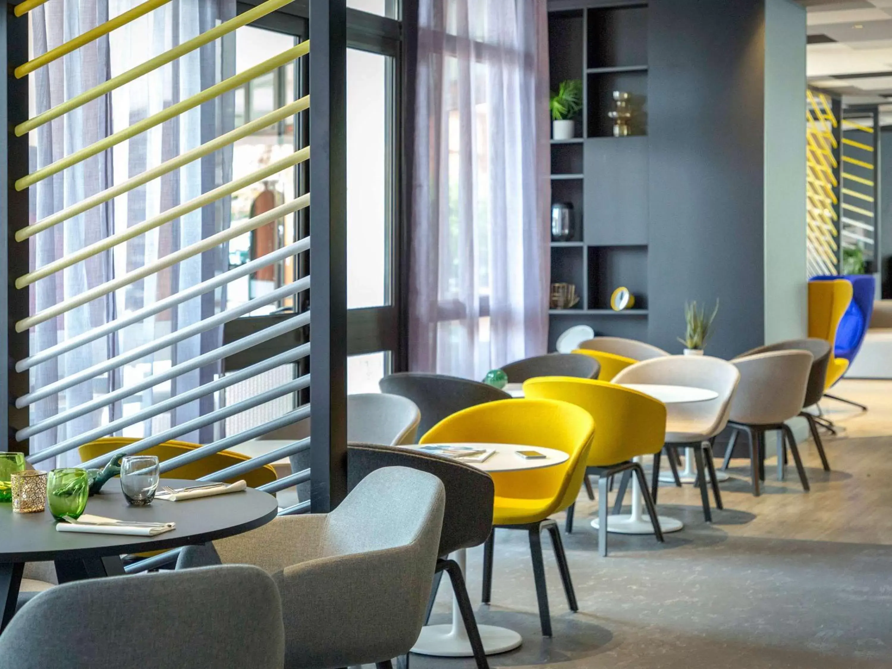 Lounge or bar, Restaurant/Places to Eat in Mercure Hyères Centre Côte d'Azur