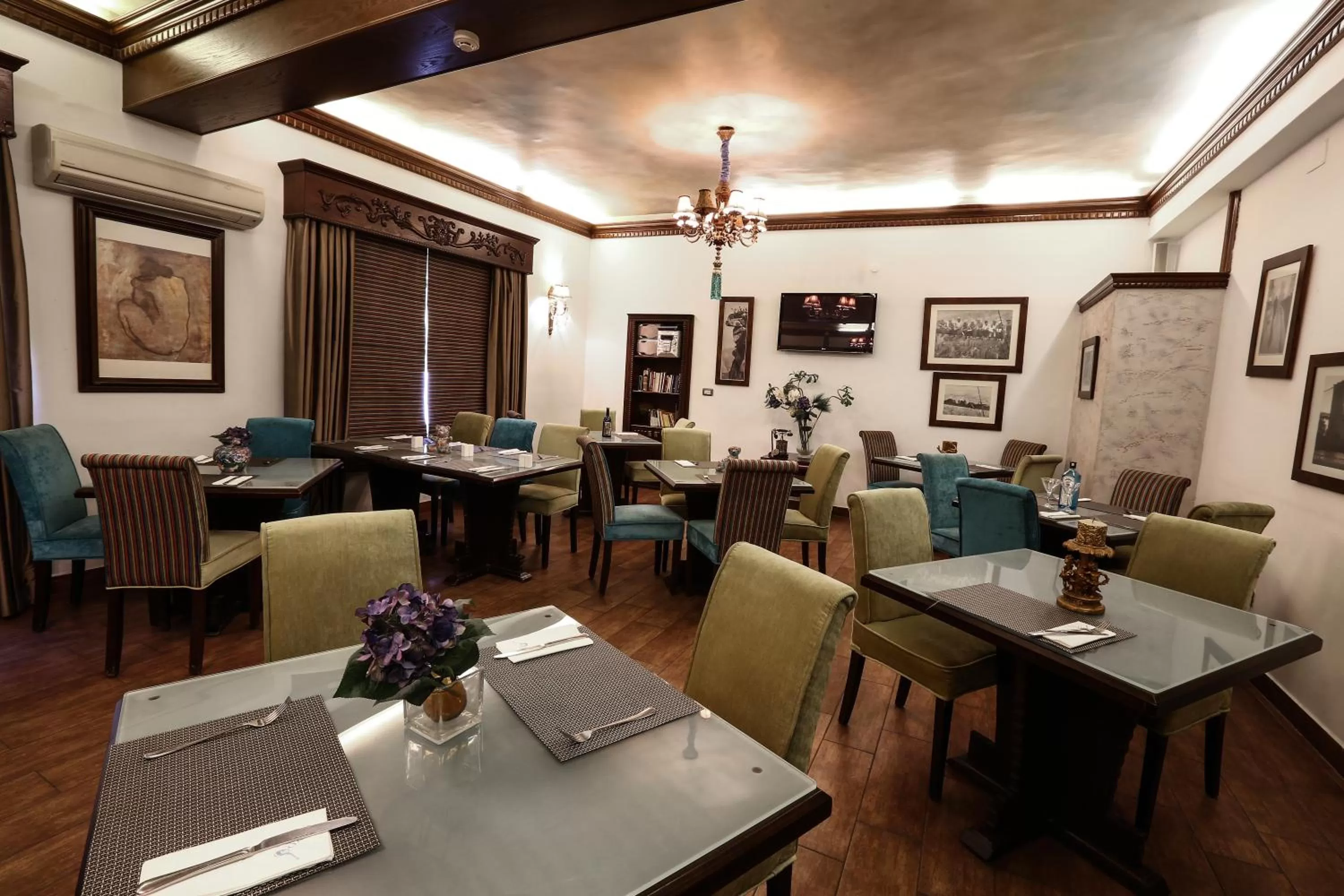 Restaurant/places to eat in Hisham Hotel