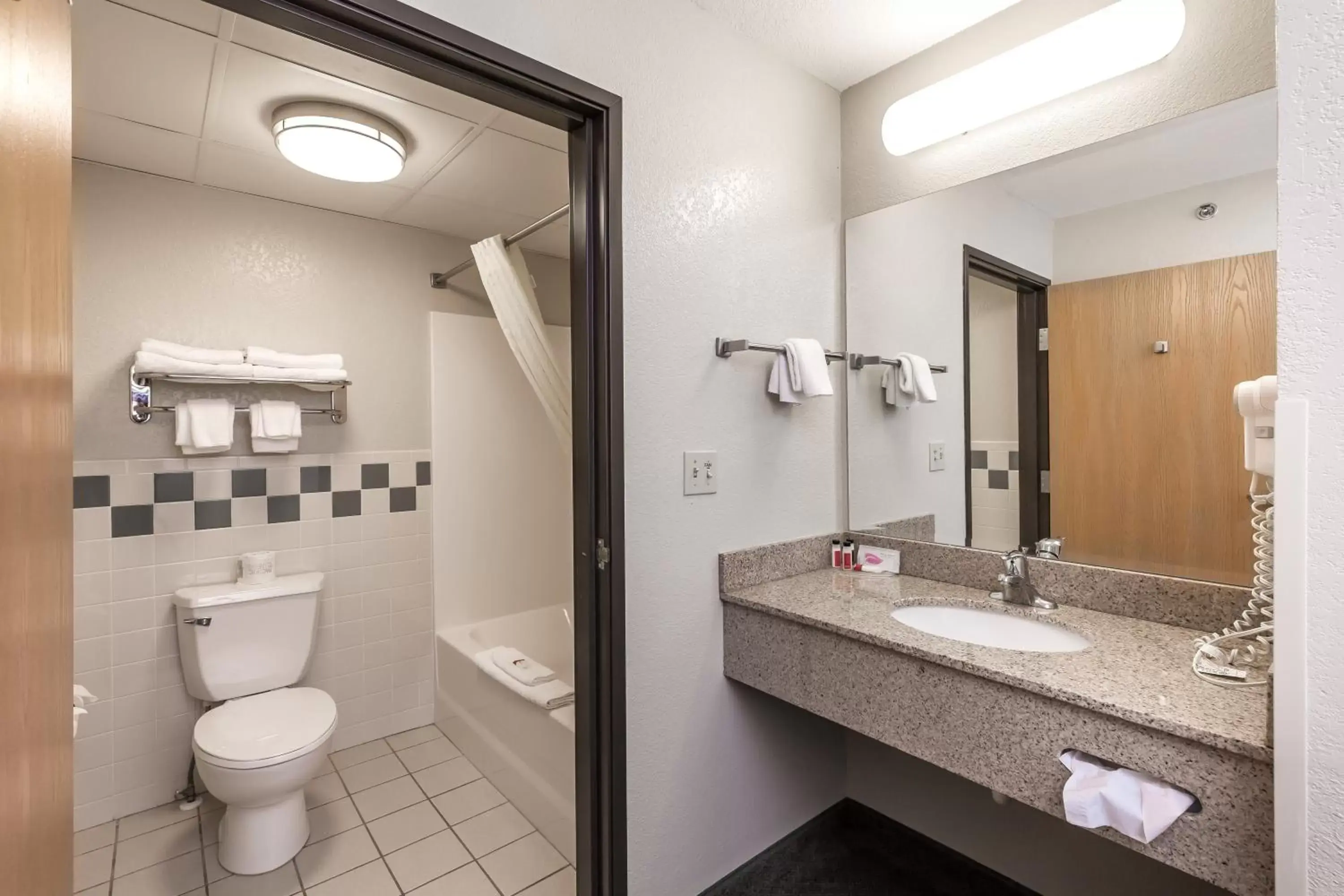 Bathroom in MountainView Lodge and Suites