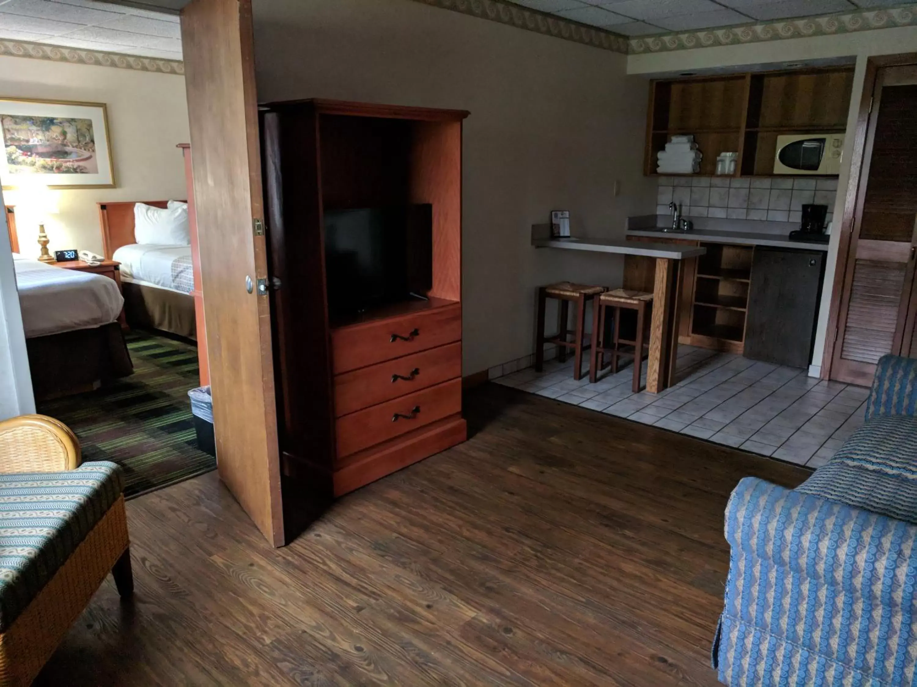 Living room, TV/Entertainment Center in South Shore Inn