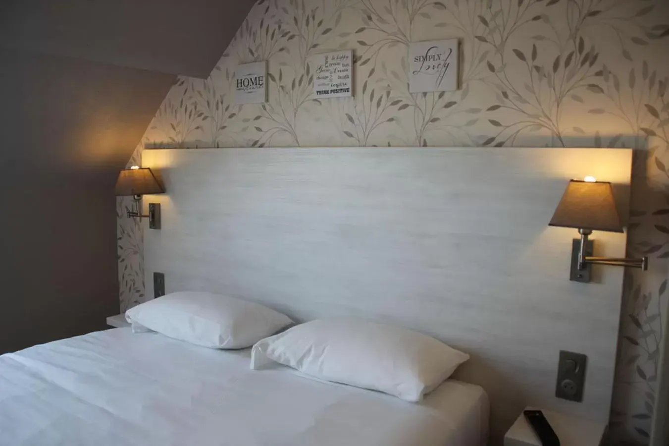 Shower, Bed in The Originals Boutique, Hôtel Neptune, Berck-sur-Mer (Inter-Hotel)