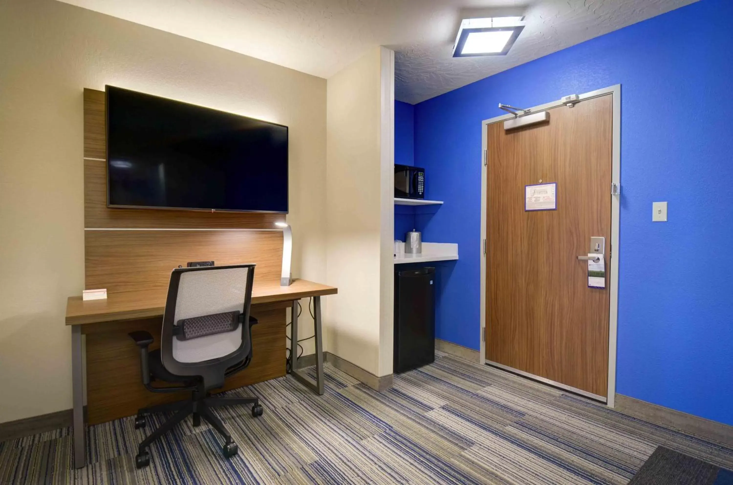 Bedroom, TV/Entertainment Center in Holiday Inn Express & Suites North Platte, an IHG Hotel