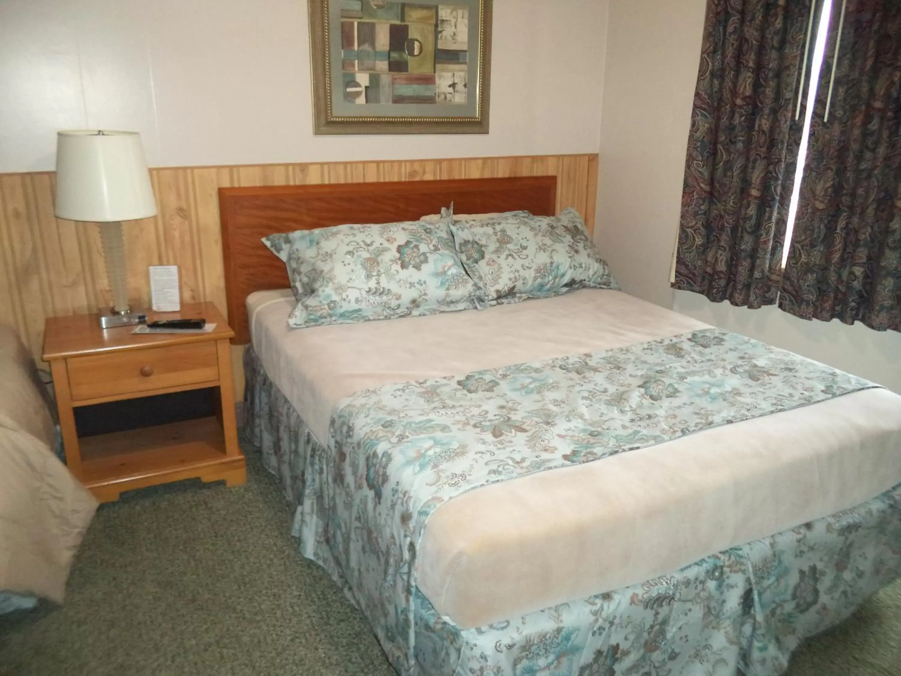 Bed in Mount Blue Motel