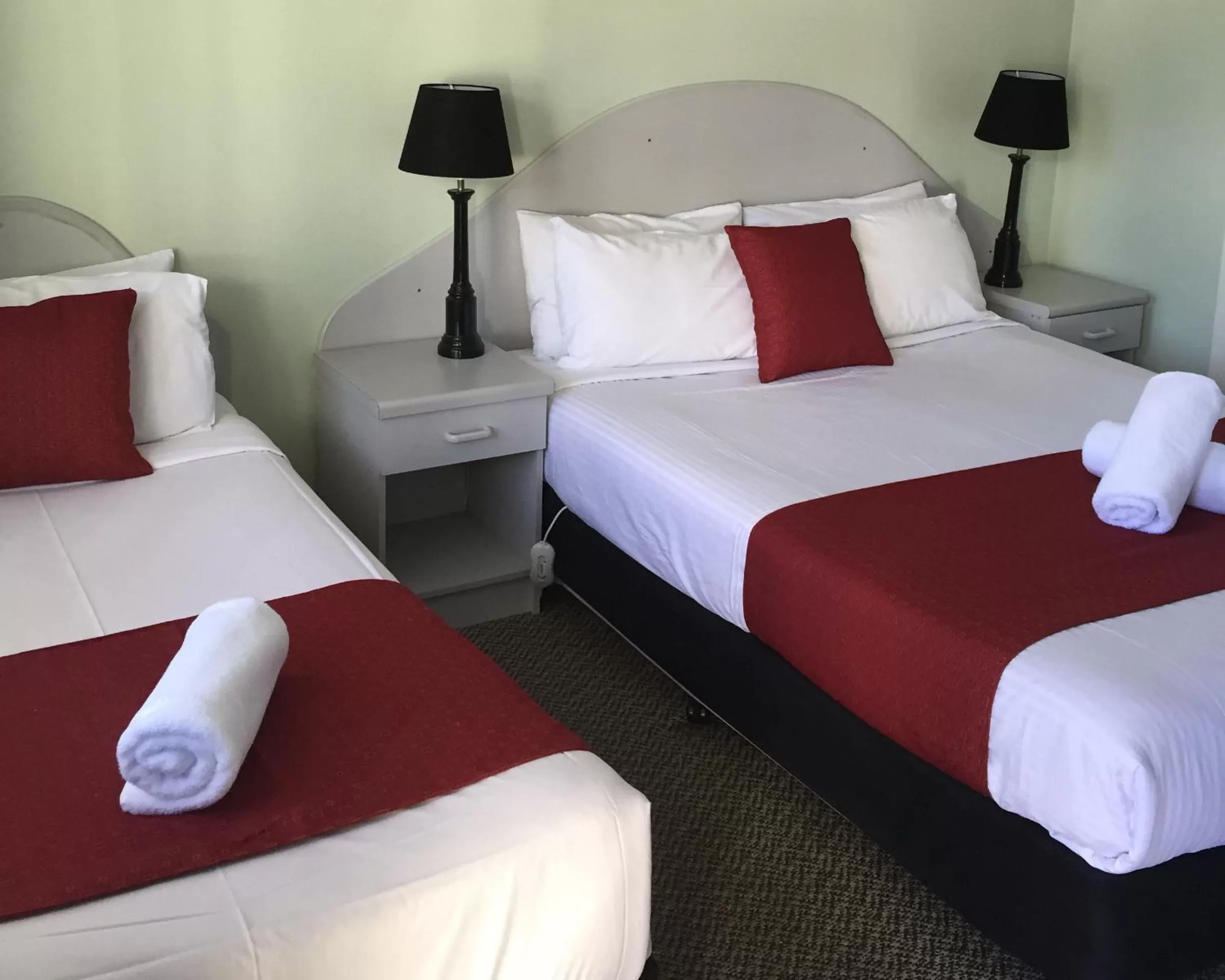 Bedroom, Bed in High Mountains Motor Inn