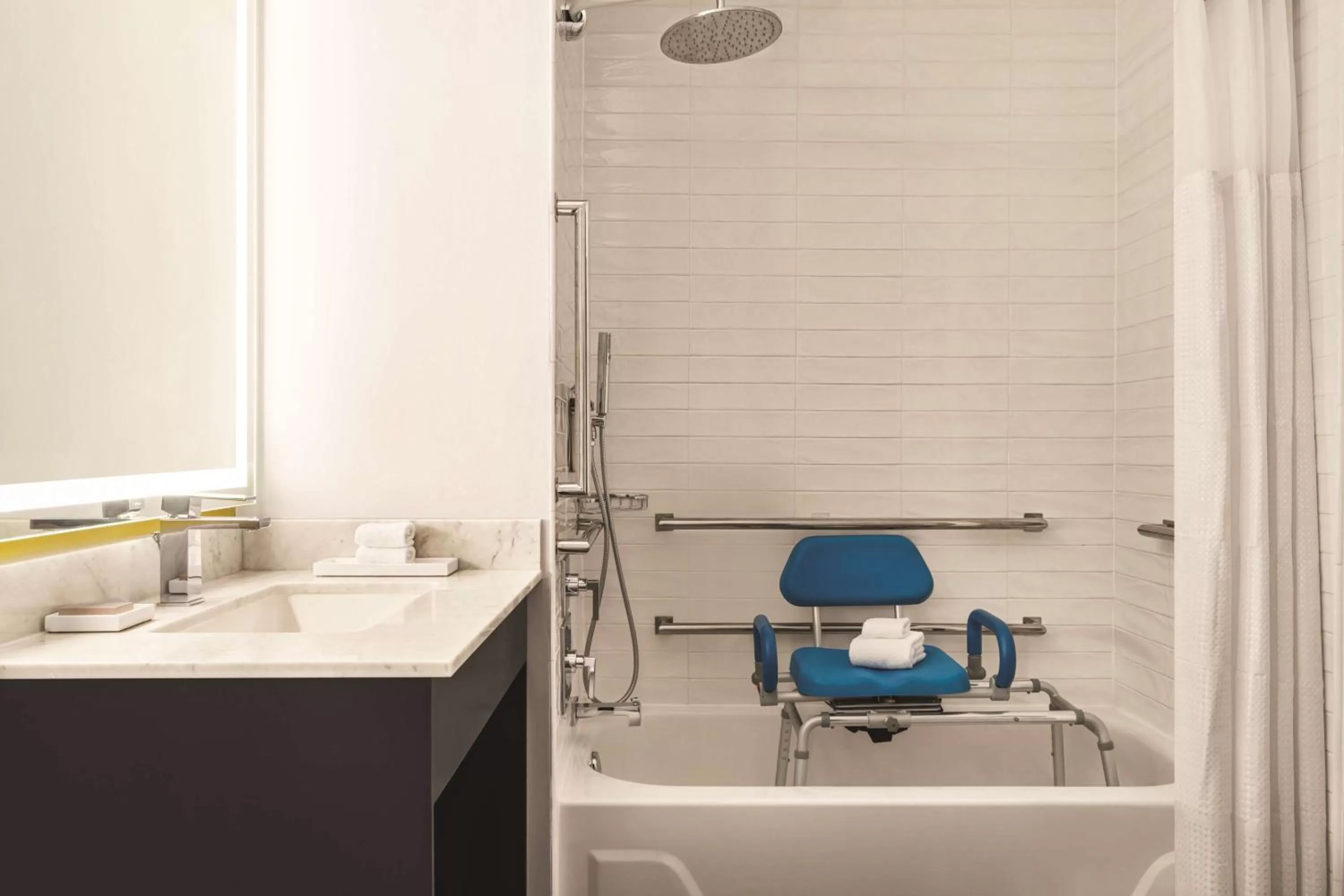 Photo of the whole room in Hilton Motif Seattle