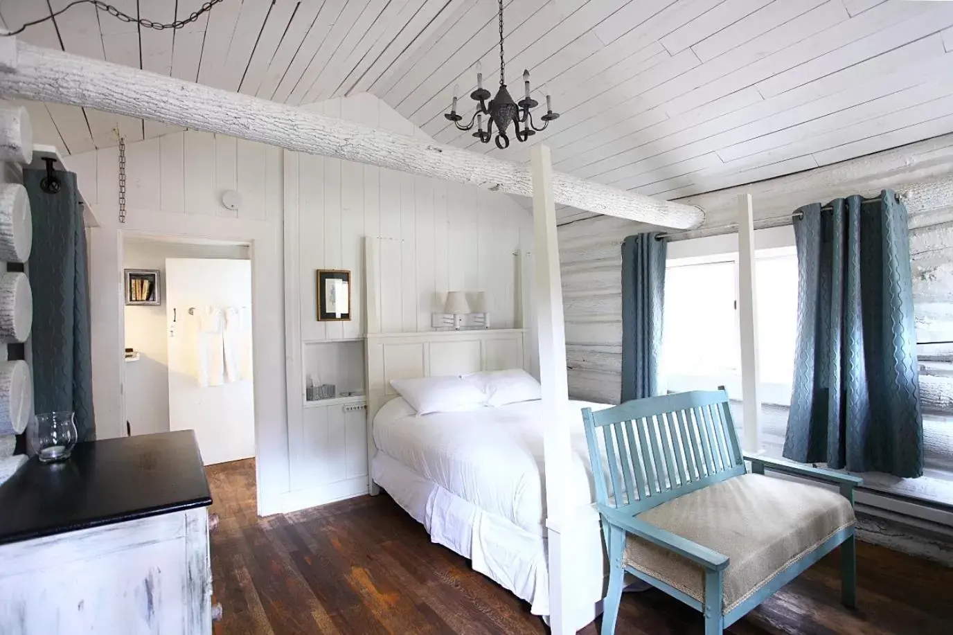 Photo of the whole room, Bed in The Pines Cottages