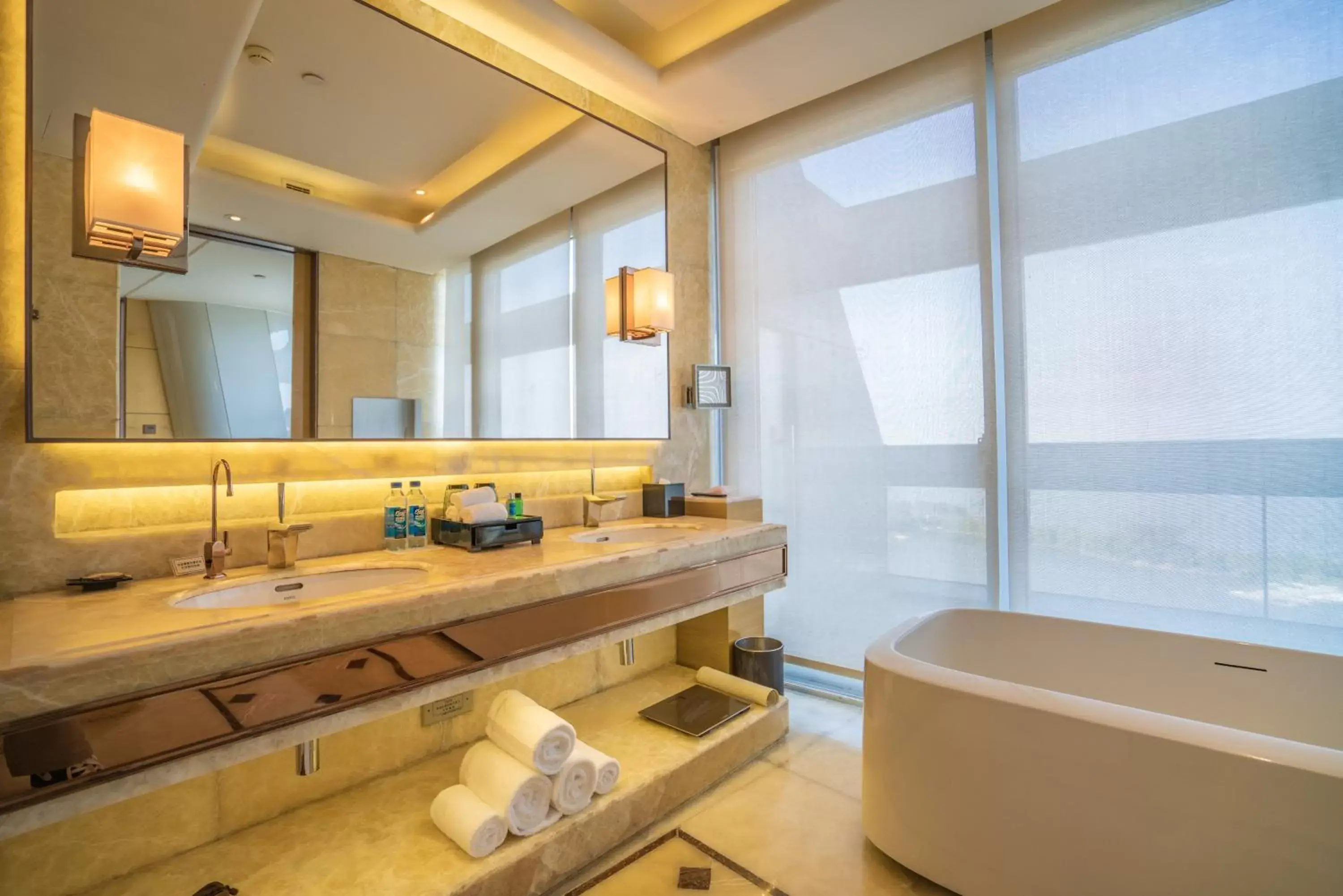 Hot Tub, Bathroom in Sheraton Huzhou Taihu Lake Hot Spring Resort & Spa