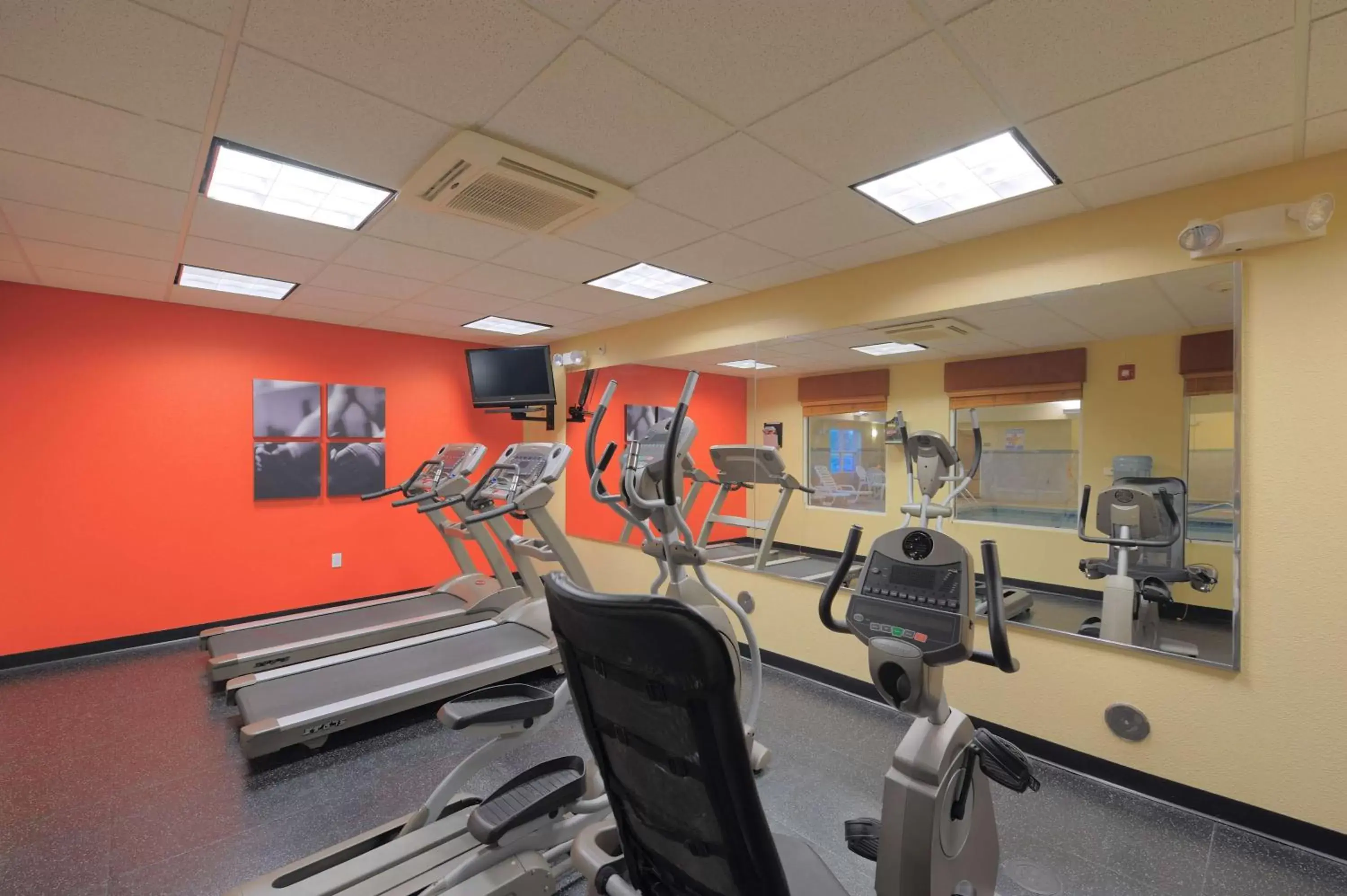 Activities, Fitness Center/Facilities in Country Inn & Suites by Radisson, Toledo South, OH