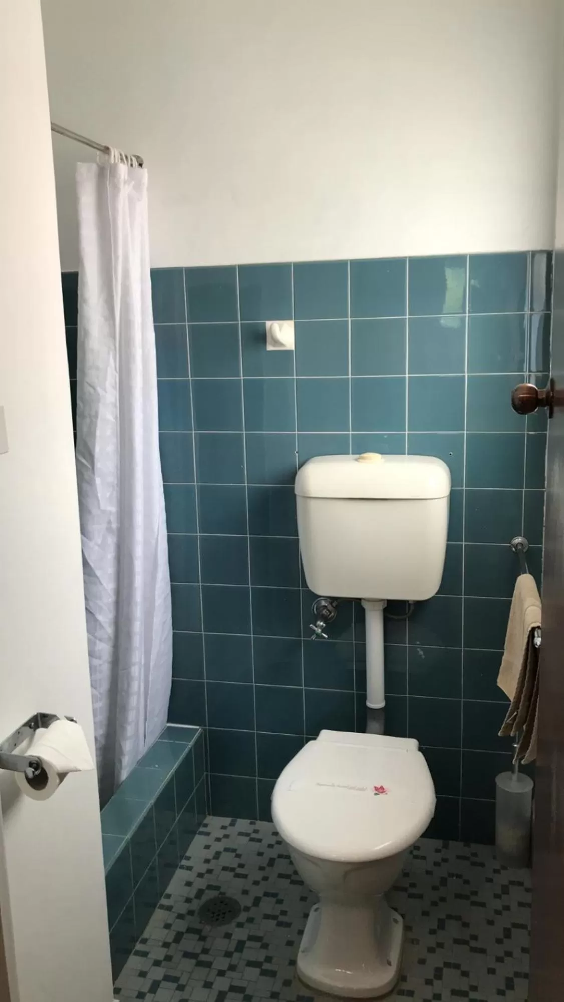 Bathroom in Aquatic Motor Inn