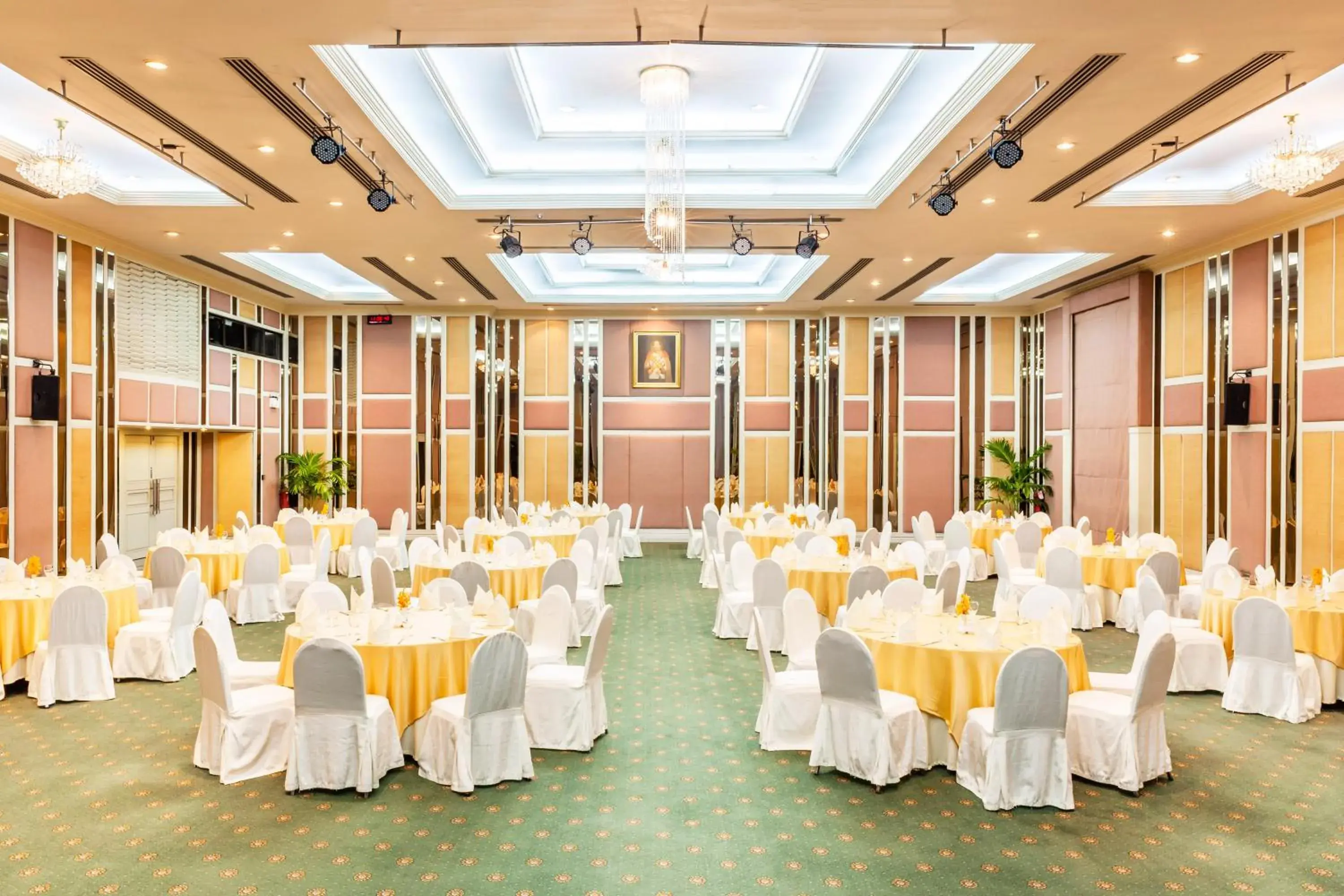 Meeting/conference room, Banquet Facilities in Cholchan Pattaya Beach Resort - SHA Extra Plus