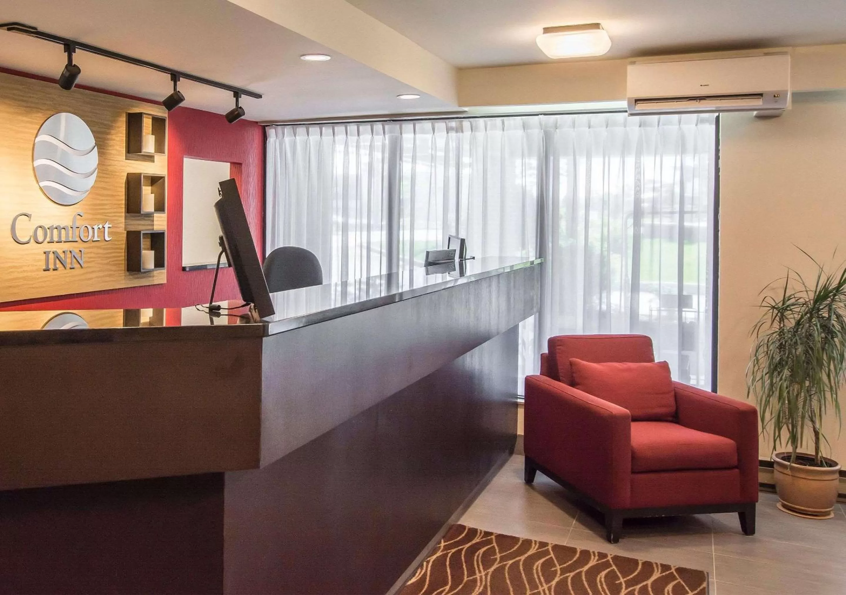Lobby or reception in Comfort Inn Sherbrooke