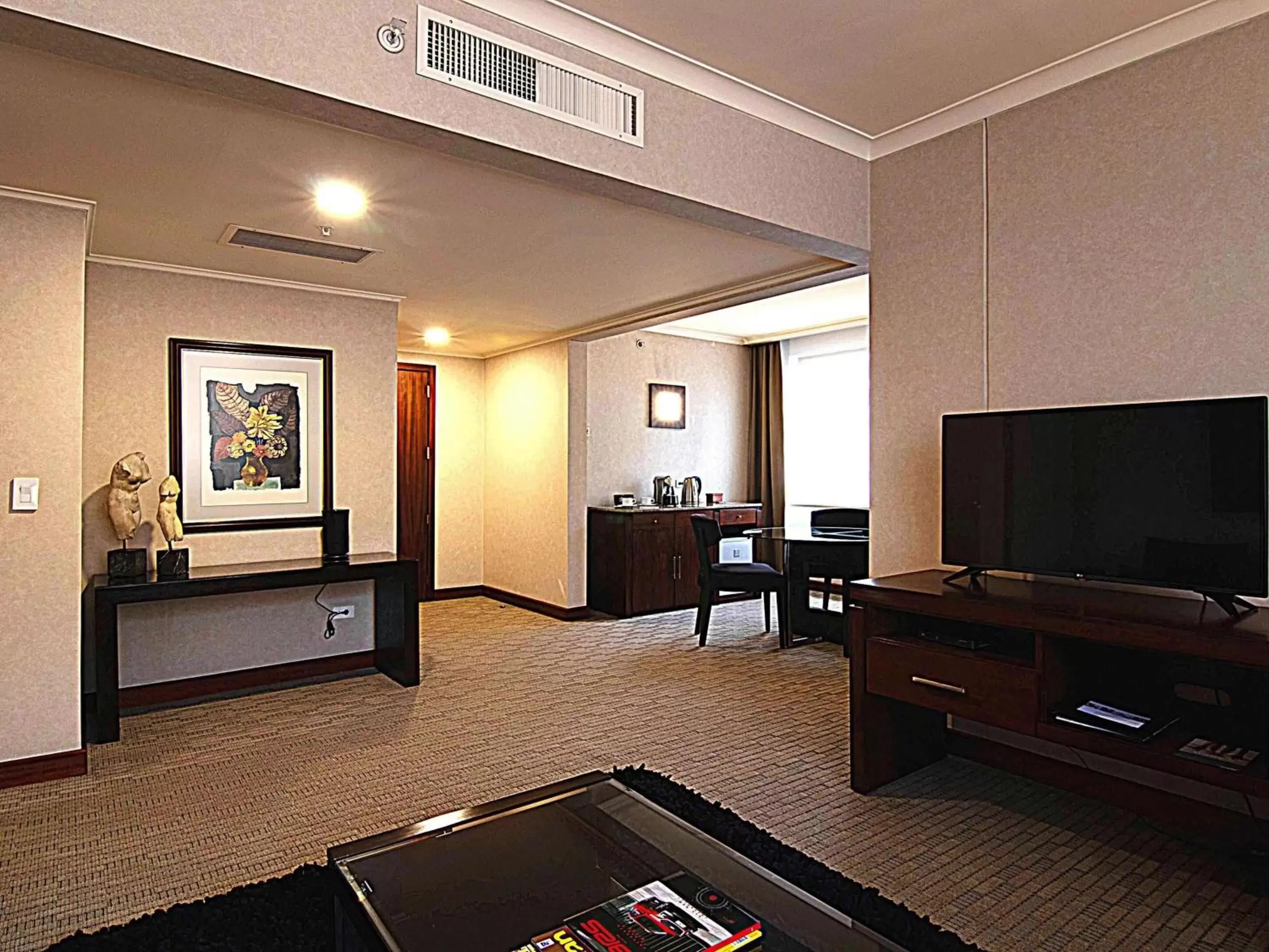 Bedroom, TV/Entertainment Center in Swissotel Quito