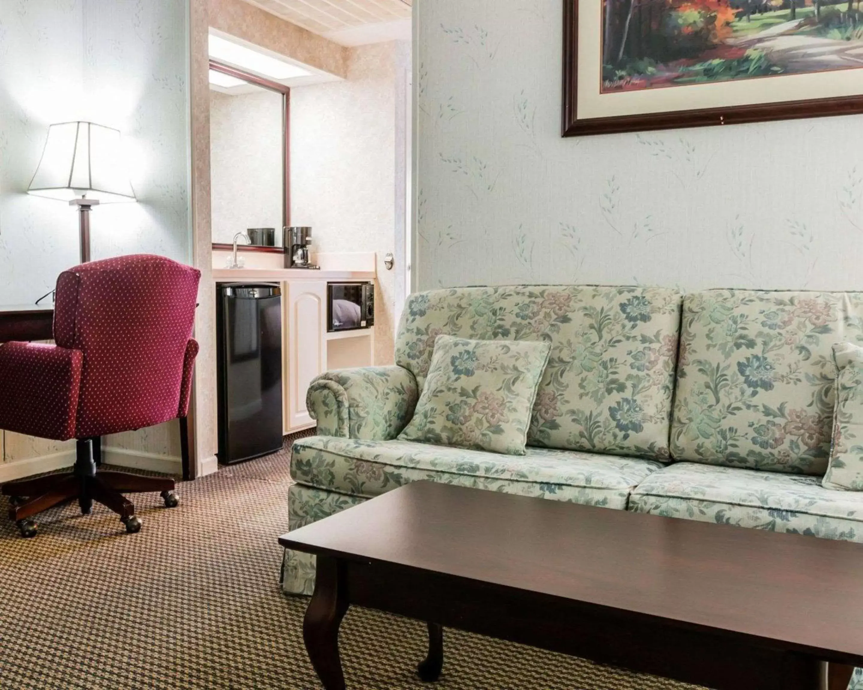 Photo of the whole room, Seating Area in Econo Lodge Inn & Suites