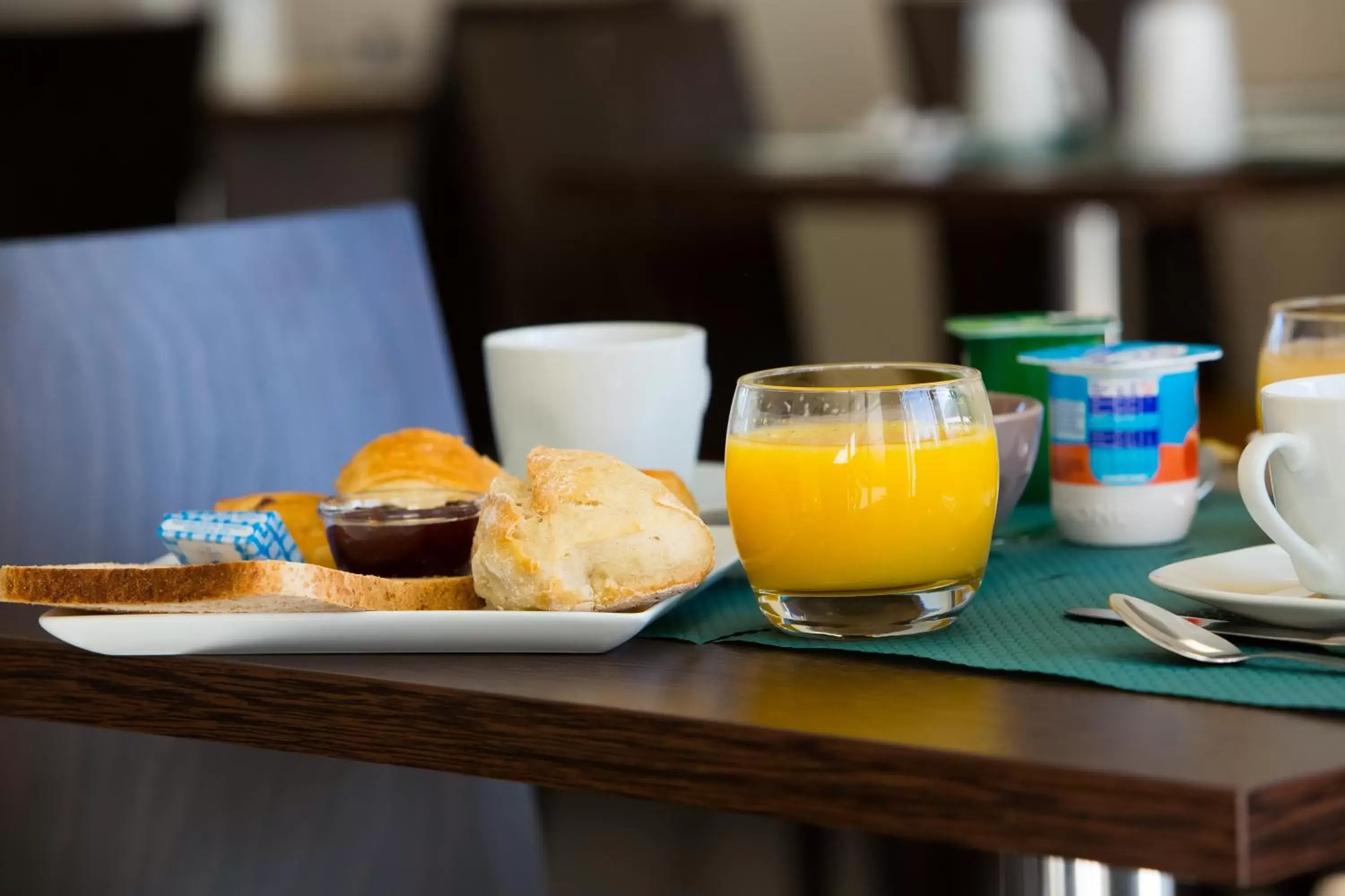 Breakfast in All Suites Appart Hôtel Massy Palaiseau