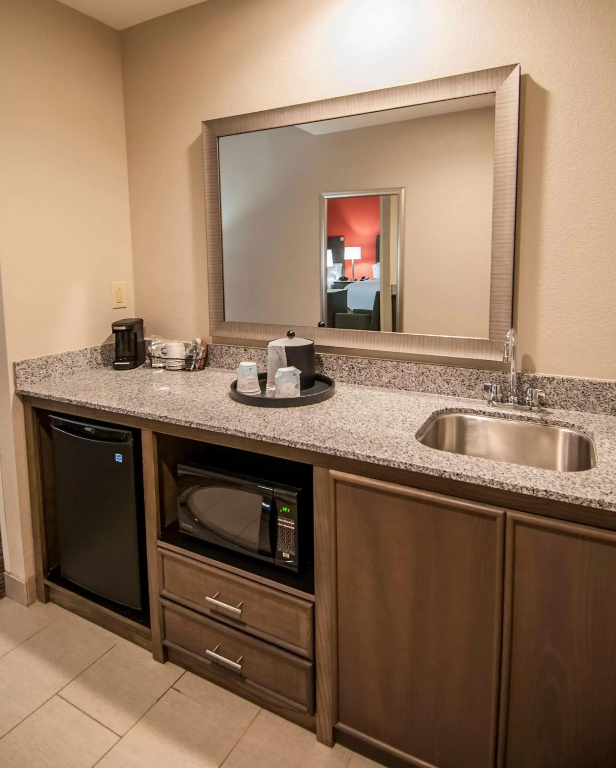 Living room, Bathroom in Hampton Inn & Suites Pensacola/I-10 Pine Forest Road