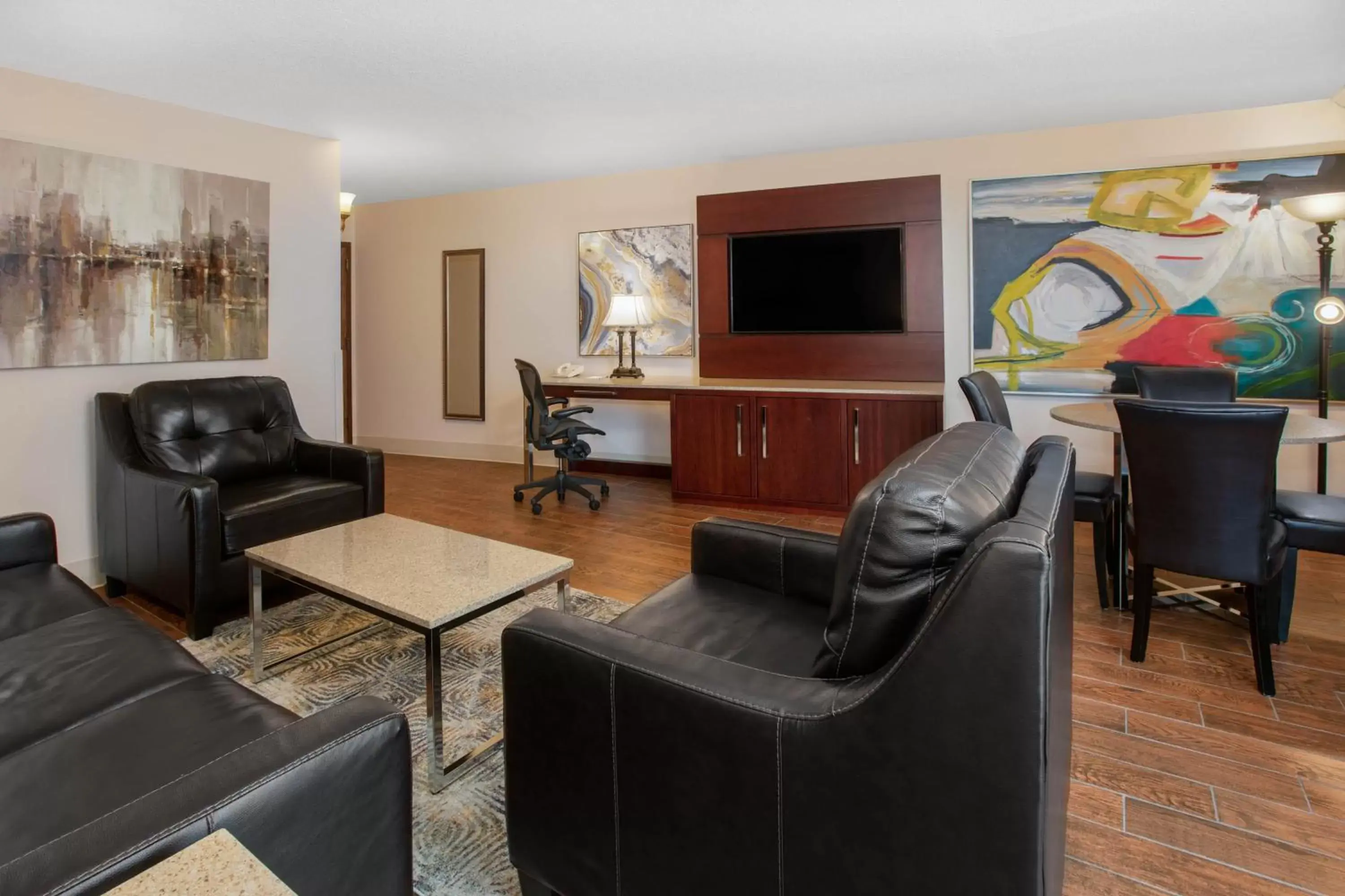 Living room, Seating Area in Wyndham Riverfront Hotel