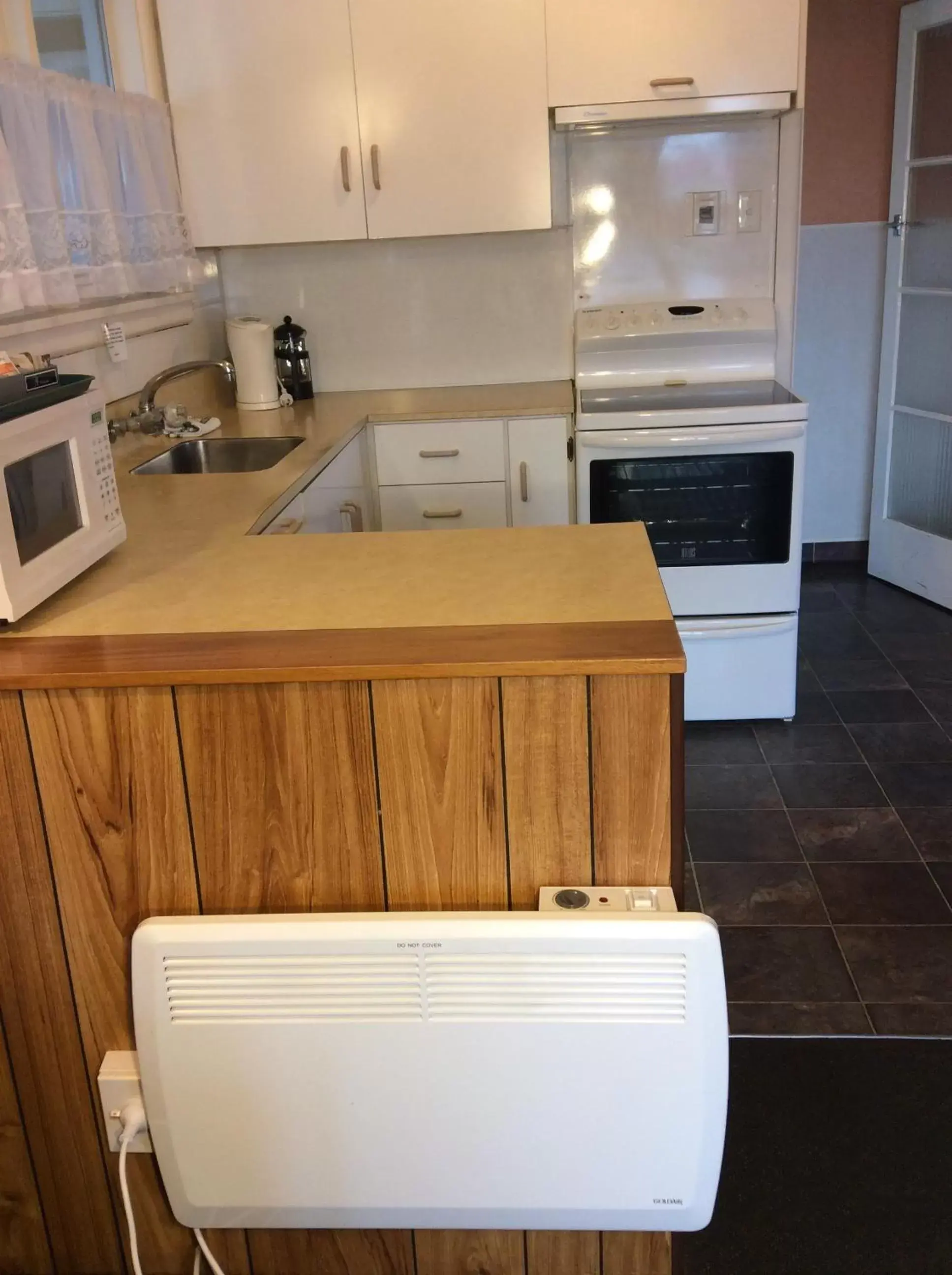 Communal kitchen, Kitchen/Kitchenette in Belle Bonne Motel