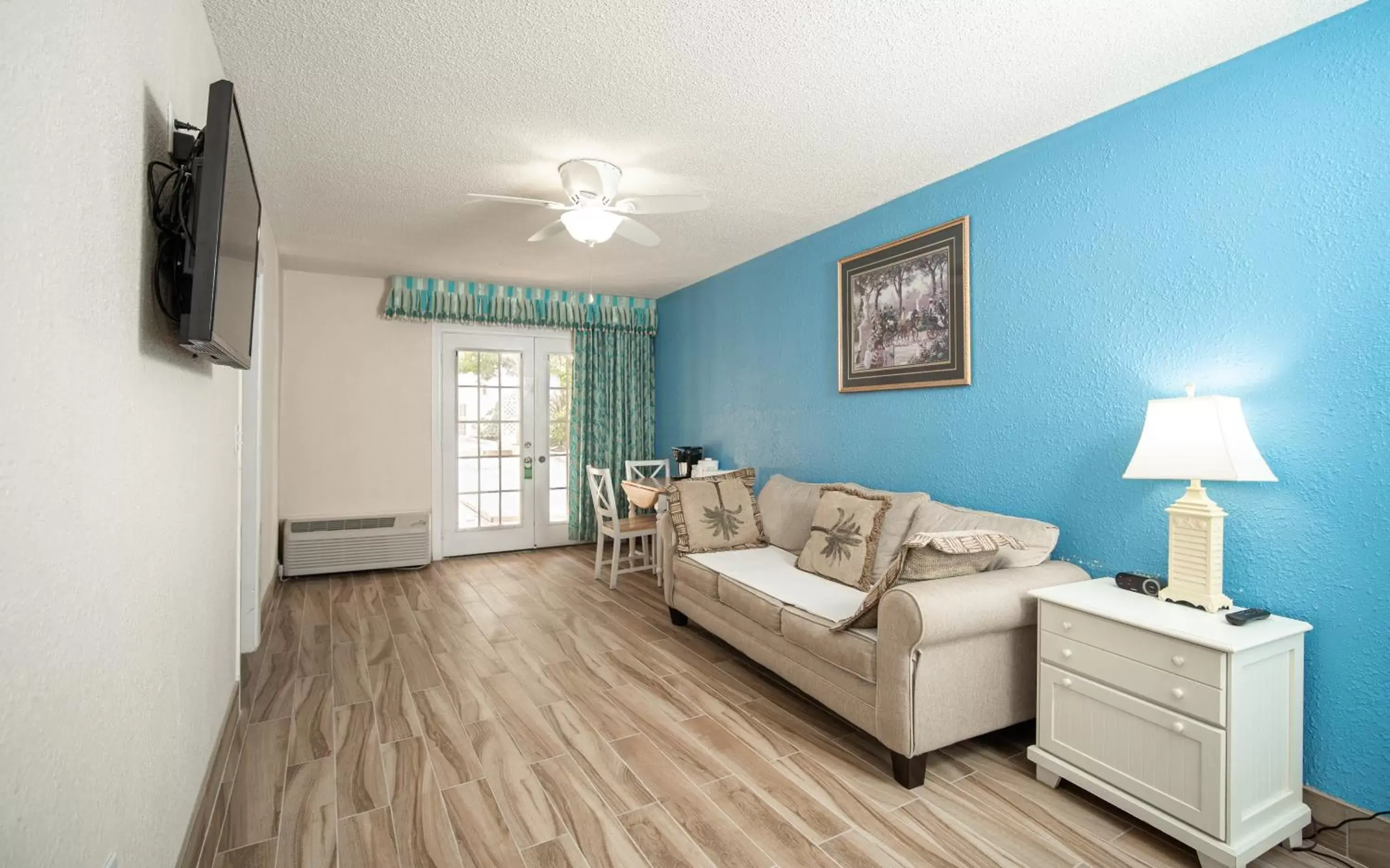 Living room, Seating Area in Island Sun Inn & Suites - Venice, Florida Historic Downtown & Beach Getaway