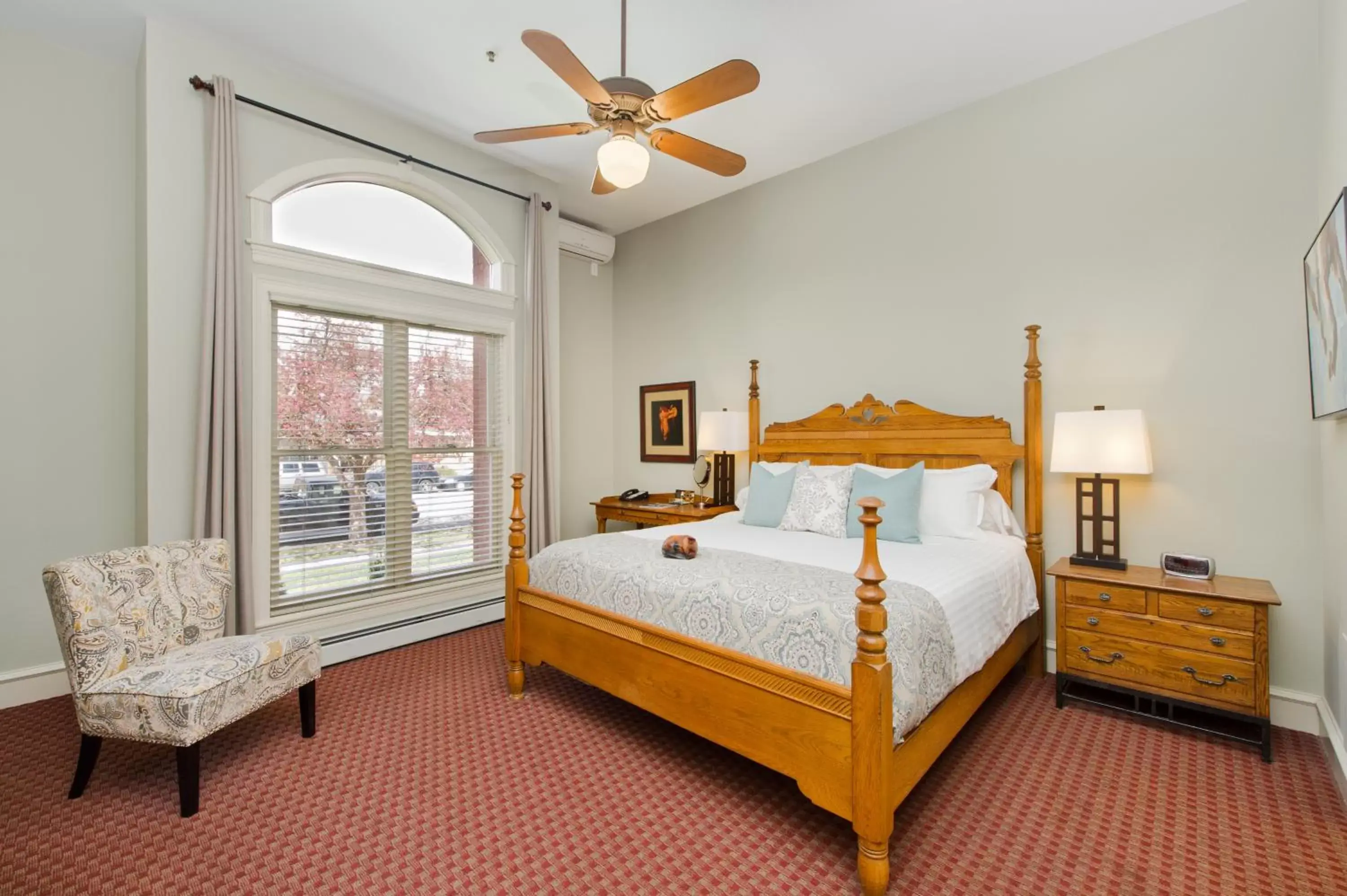 Deluxe King Room - 1st Floor in The Bradley Boulder Inn Deluxe King Room - 1st Floor in The Bradley Boulder Inn