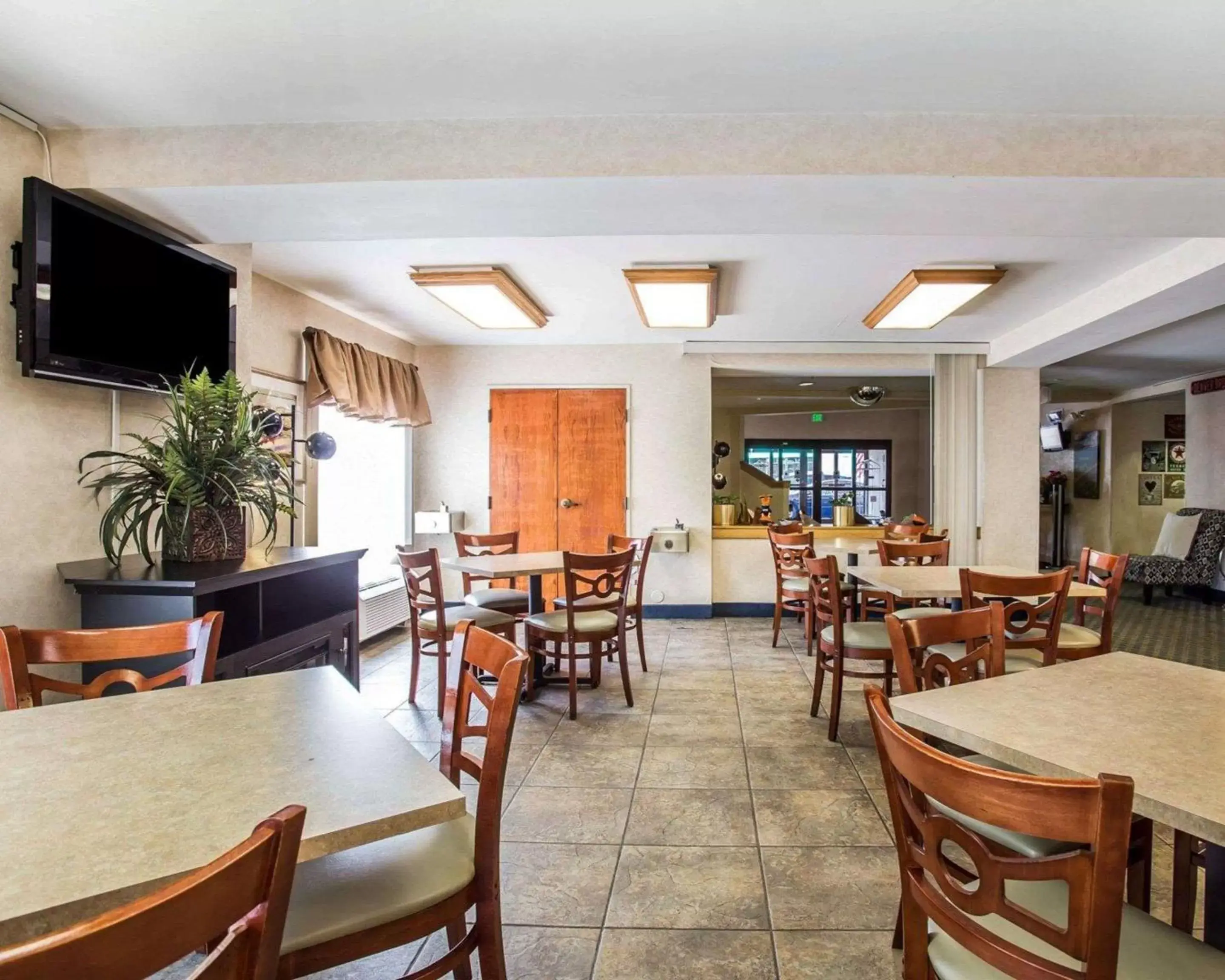 Restaurant/Places to Eat in Econo Lodge Denver International Airport