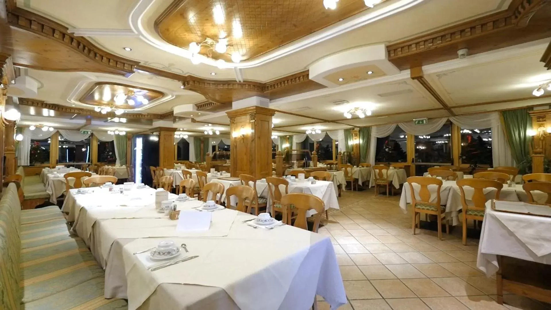 Restaurant/Places to Eat in Hotel Intermonti