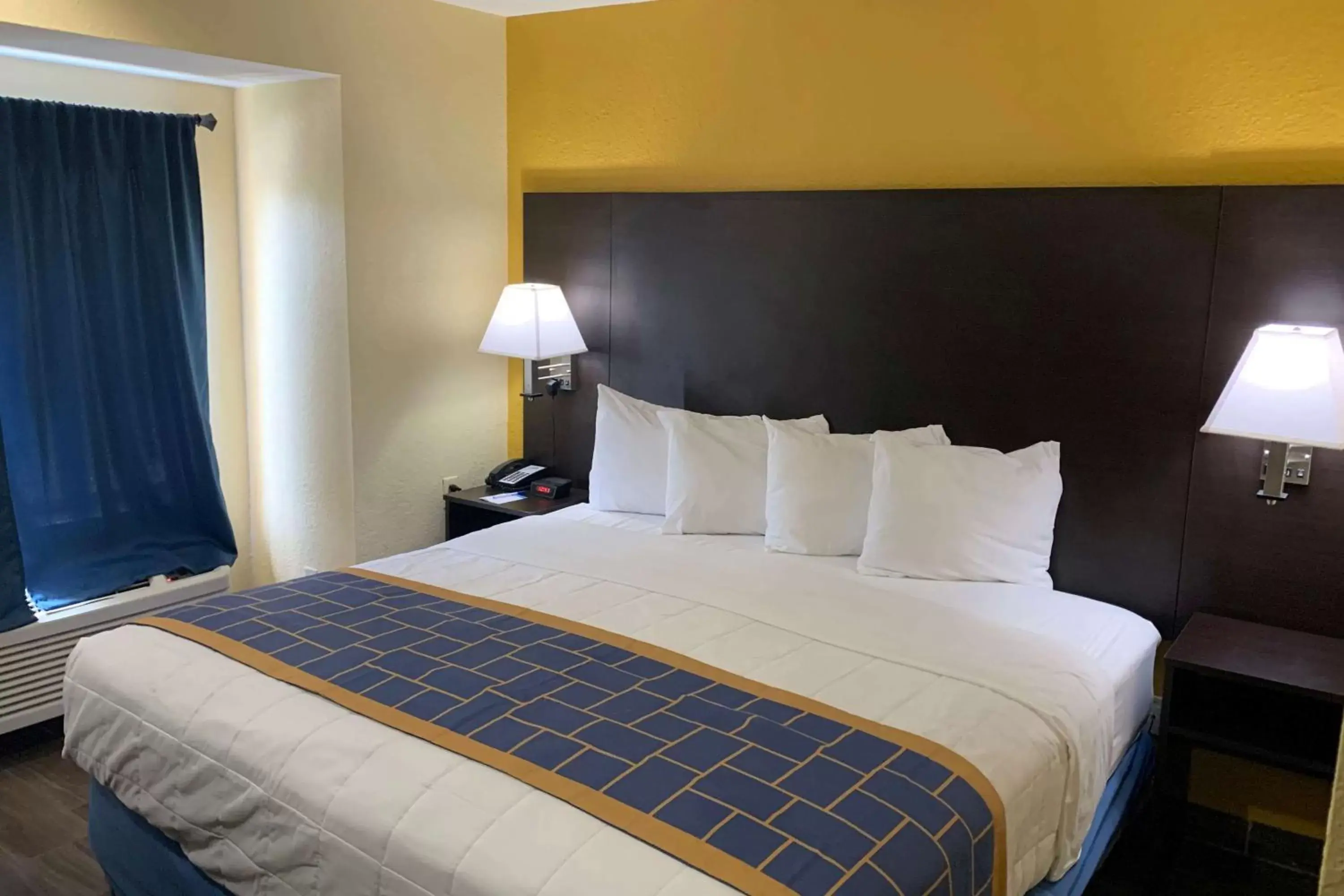 Photo of the whole room, Bed in Days Inn & Suites by Wyndham Tampa/Raymond James Stadium