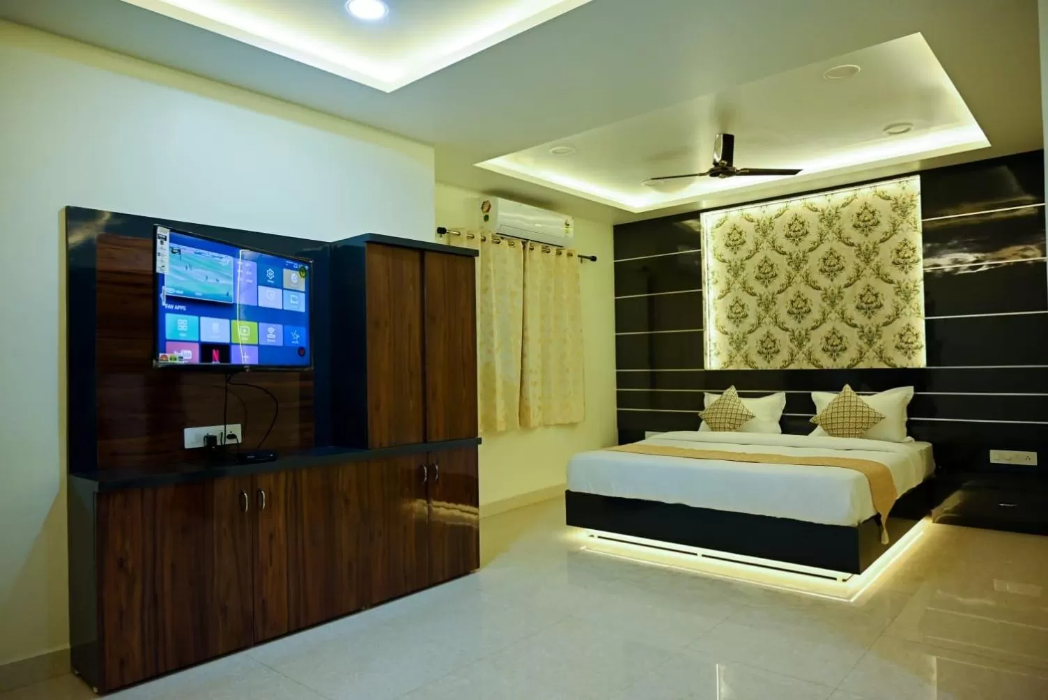 Photo of the whole room, Bed in Hotel Golden Bliss