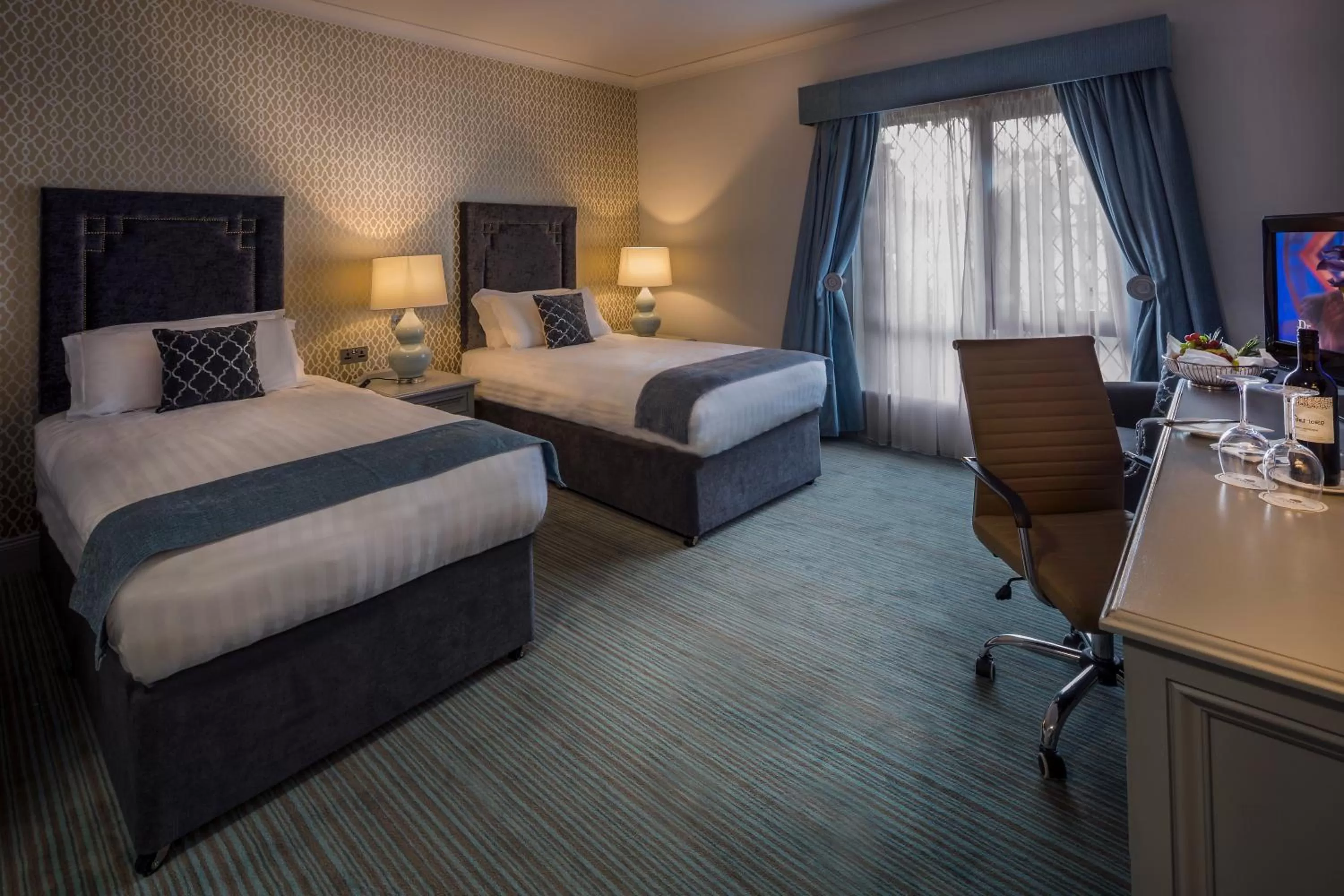 Day, Bed in Treacys Oakwood Hotel, Shannon