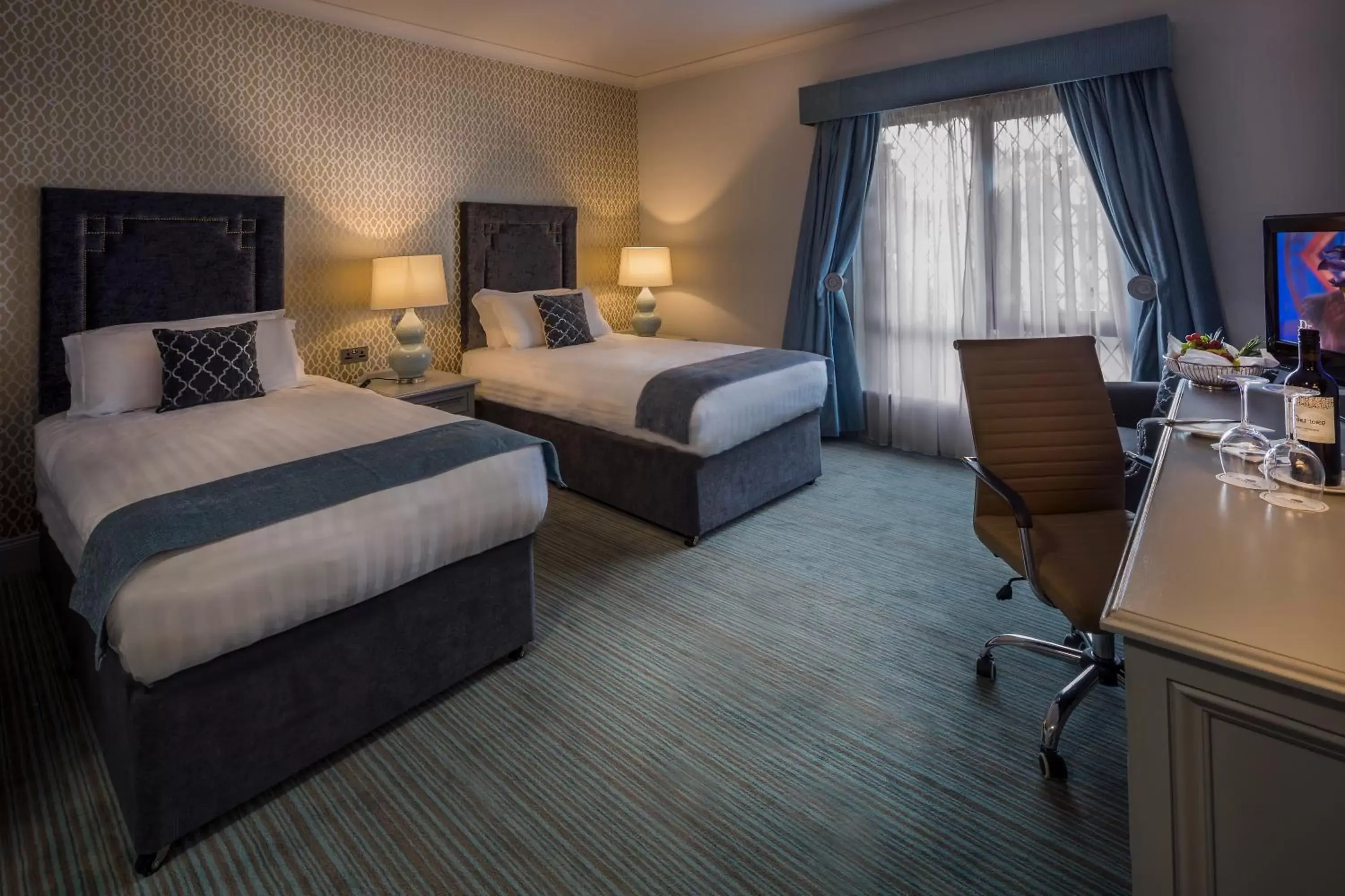 Day, Bed in Treacys Oakwood Hotel, Shannon Day, Bed in Treacys Oakwood Hotel, Shannon