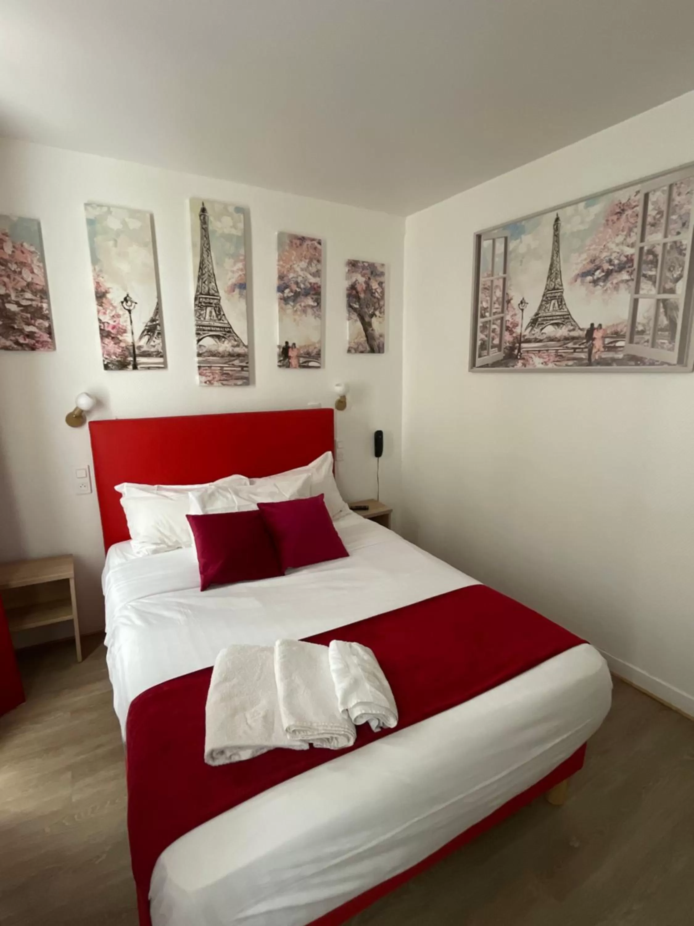 Bed in Hôtel de Bordeaux