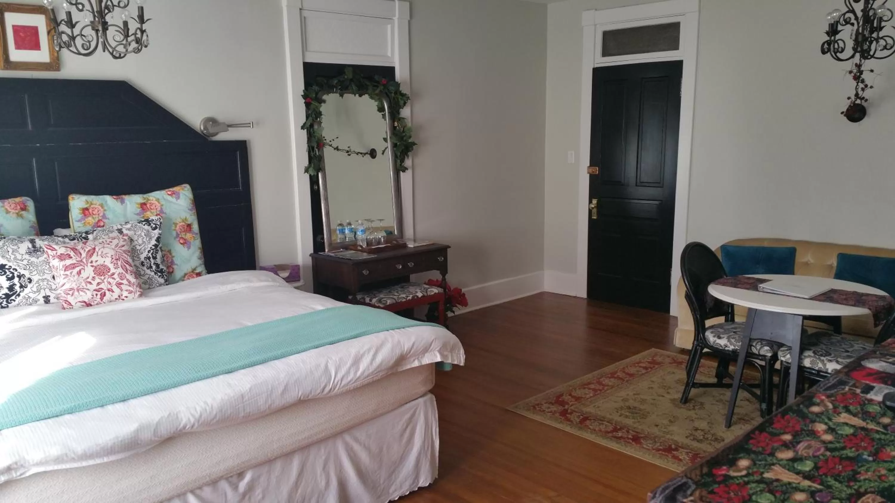 Photo of the whole room, Bed in The Inn at Ragged Edge