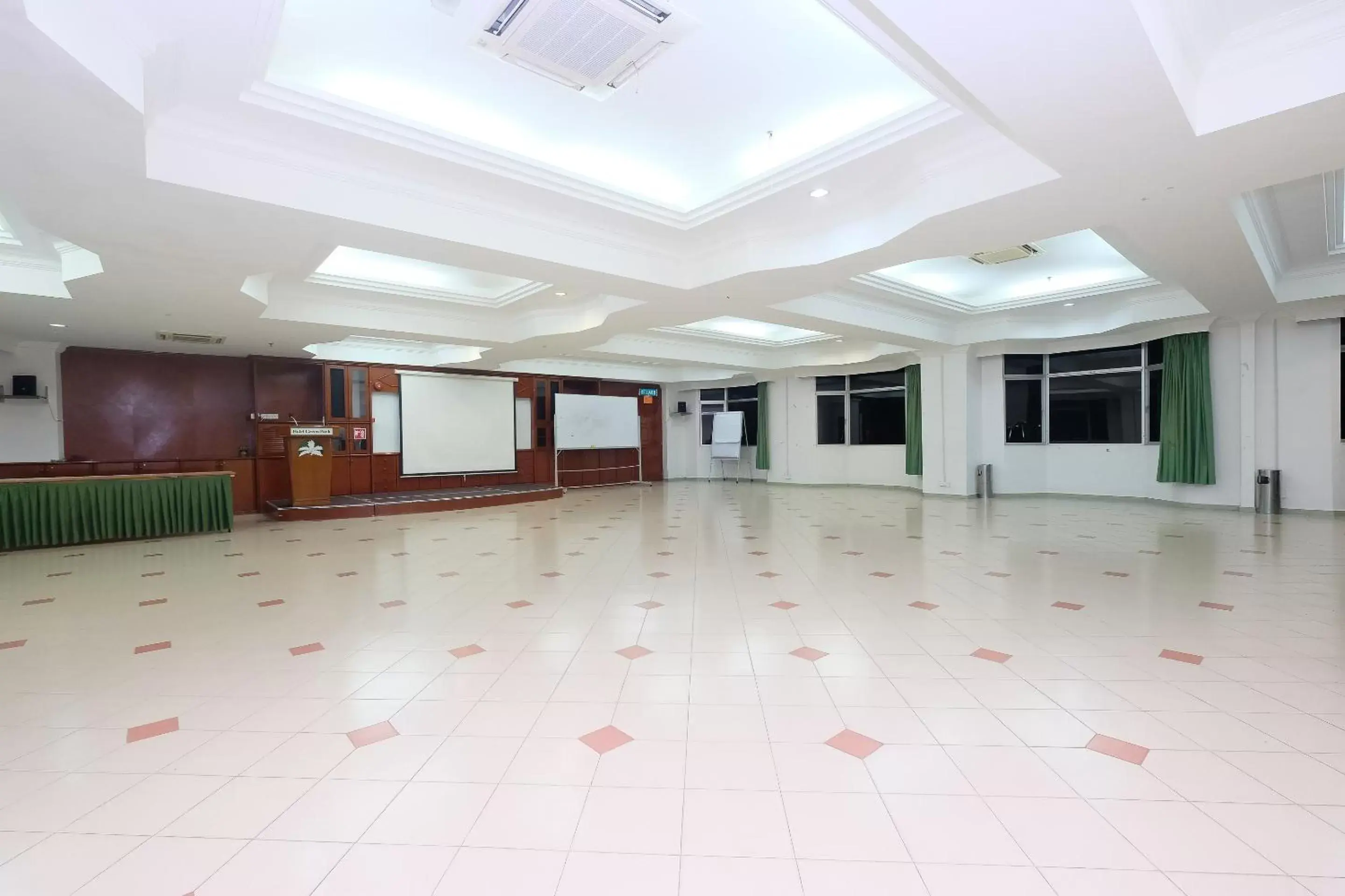 Lobby or reception, Banquet Facilities in Super OYO 1236 Hotel Green Park