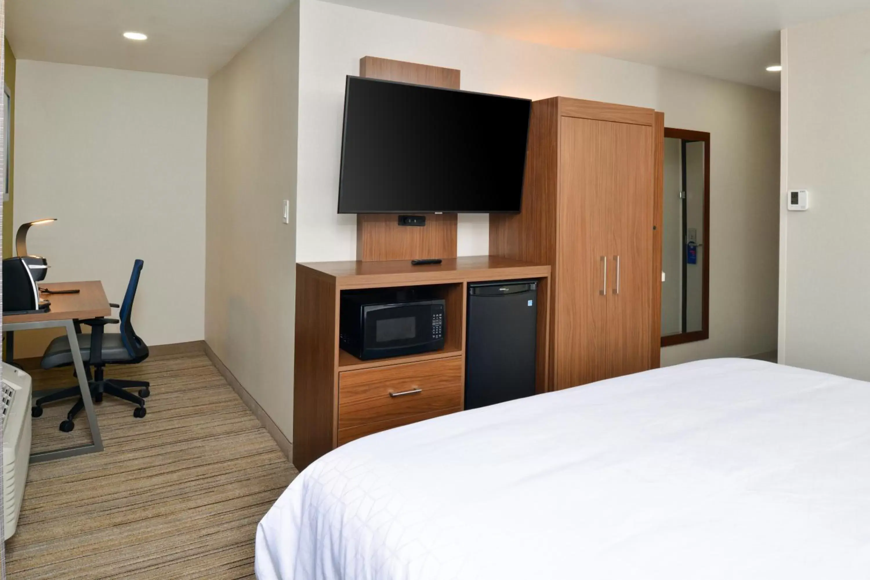 Guests, TV/Entertainment Center in Holiday Inn Express - Santa Rosa North, an IHG Hotel