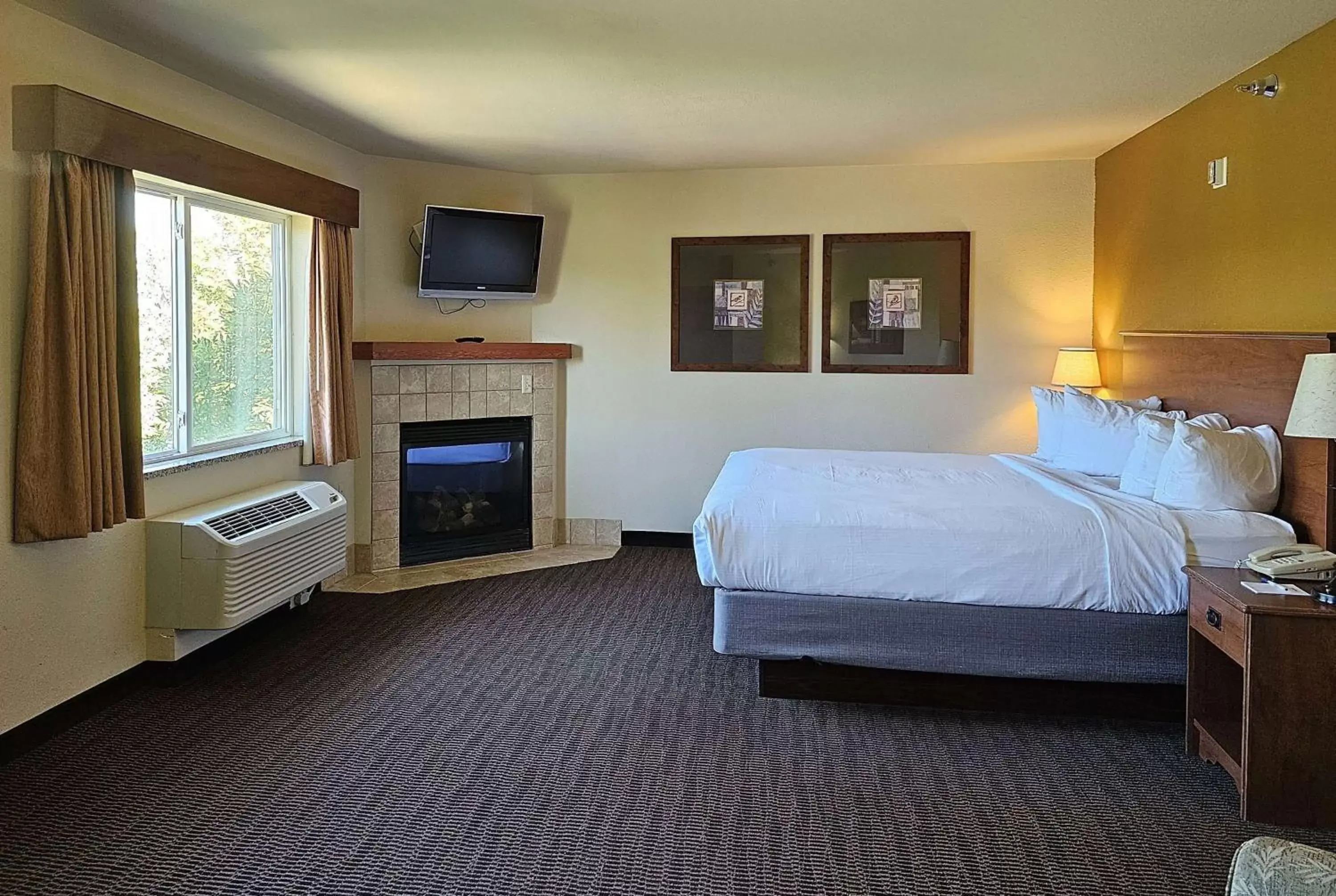 Luxury King Room - Non-Smoking in AmericInn by Wyndham Fort Pierre Conference Center