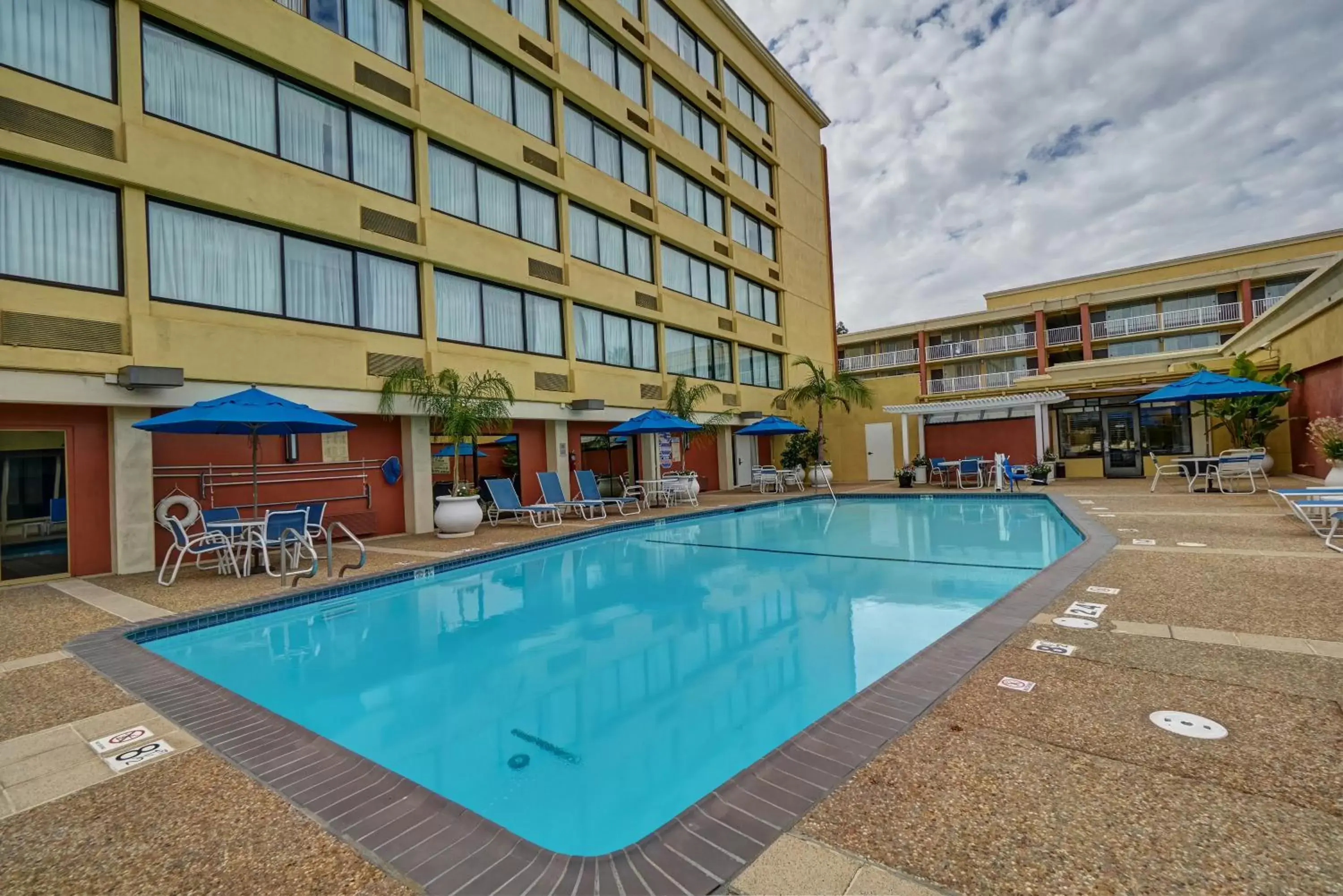 Swimming Pool in Clarion Hotel Concord Walnut Creek