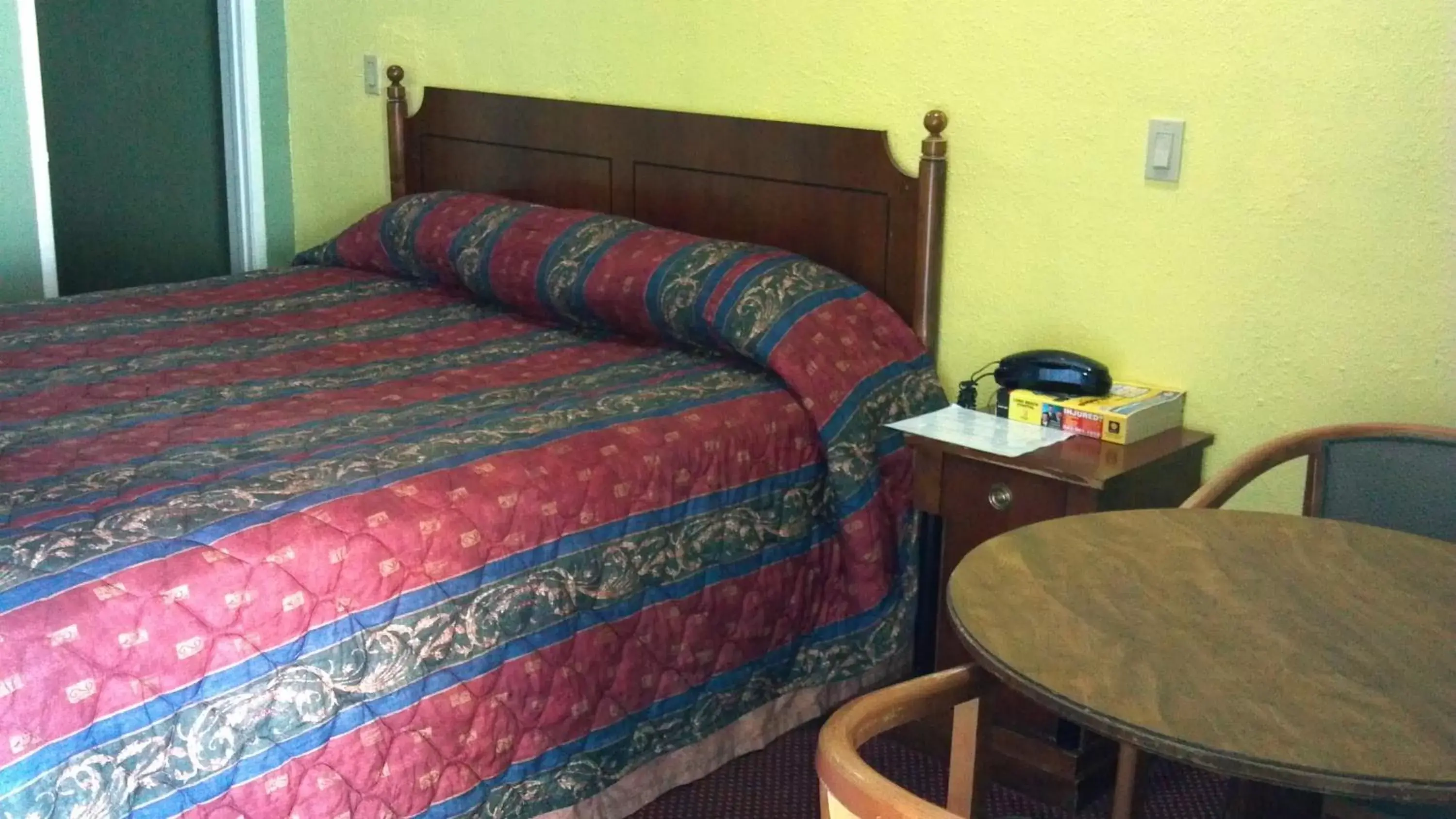 Bedroom, Bed in Travel Eagle Inn Motel