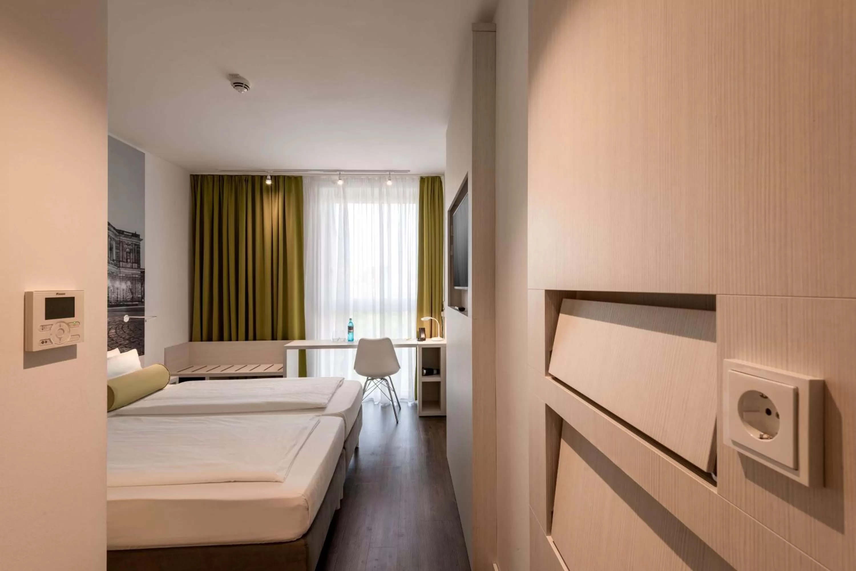 Photo of the whole room, Bed in Super 8 by Wyndham Dresden