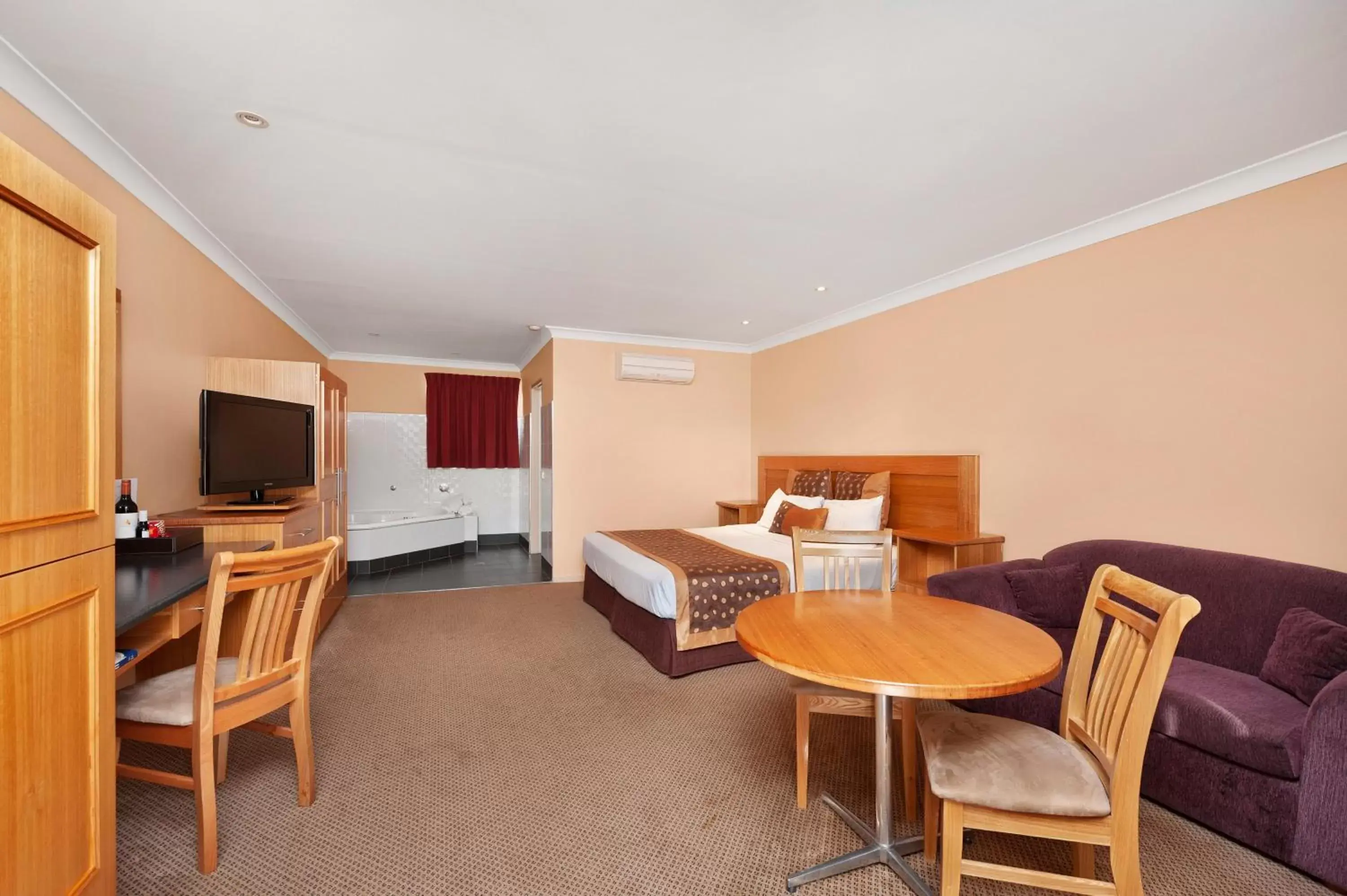 Bathroom, Dining Area in Sunseeker Motor Inn