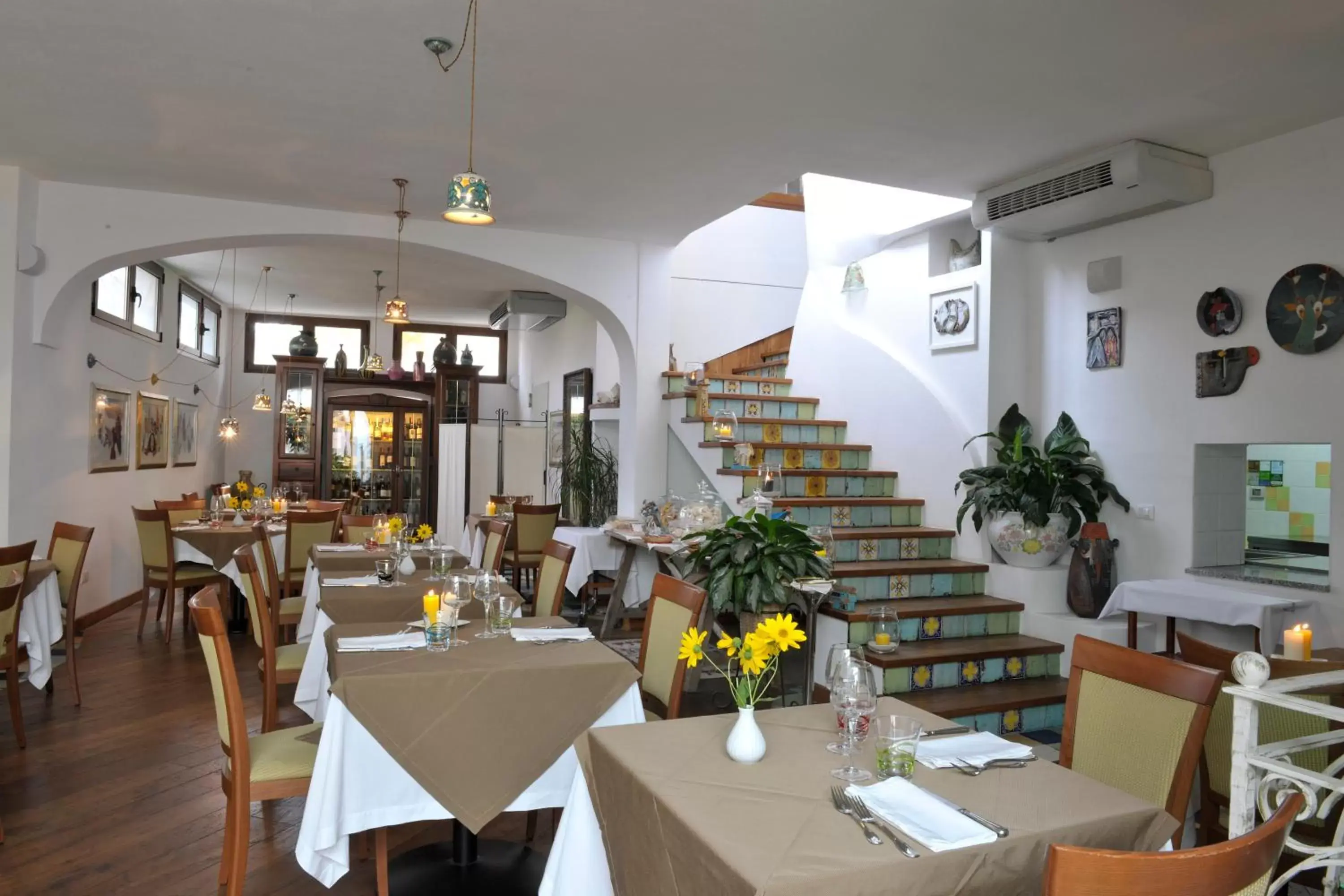 Restaurant/Places to Eat in Hotel Su Barchile