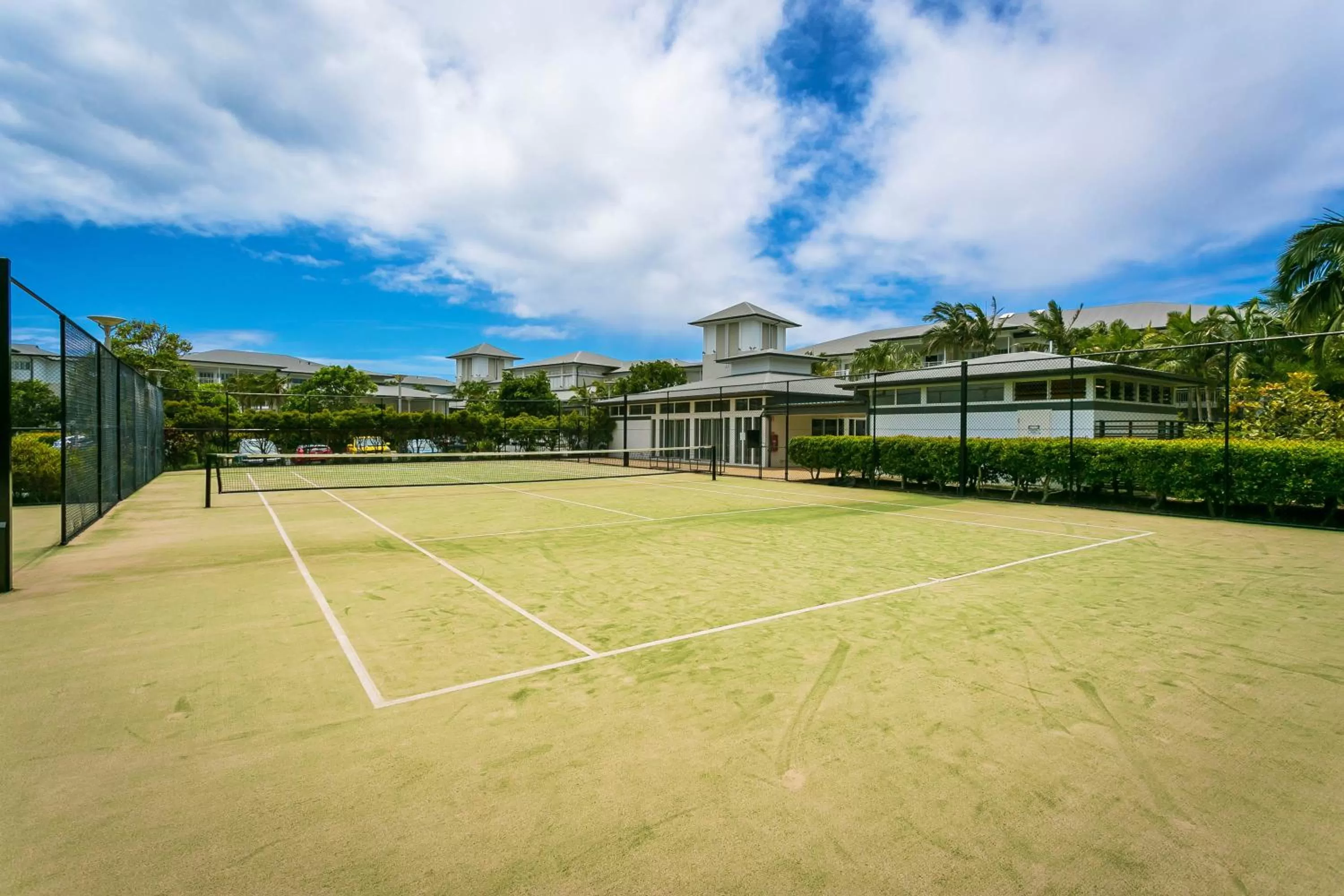 Tennis court in Mantra on Salt Beach