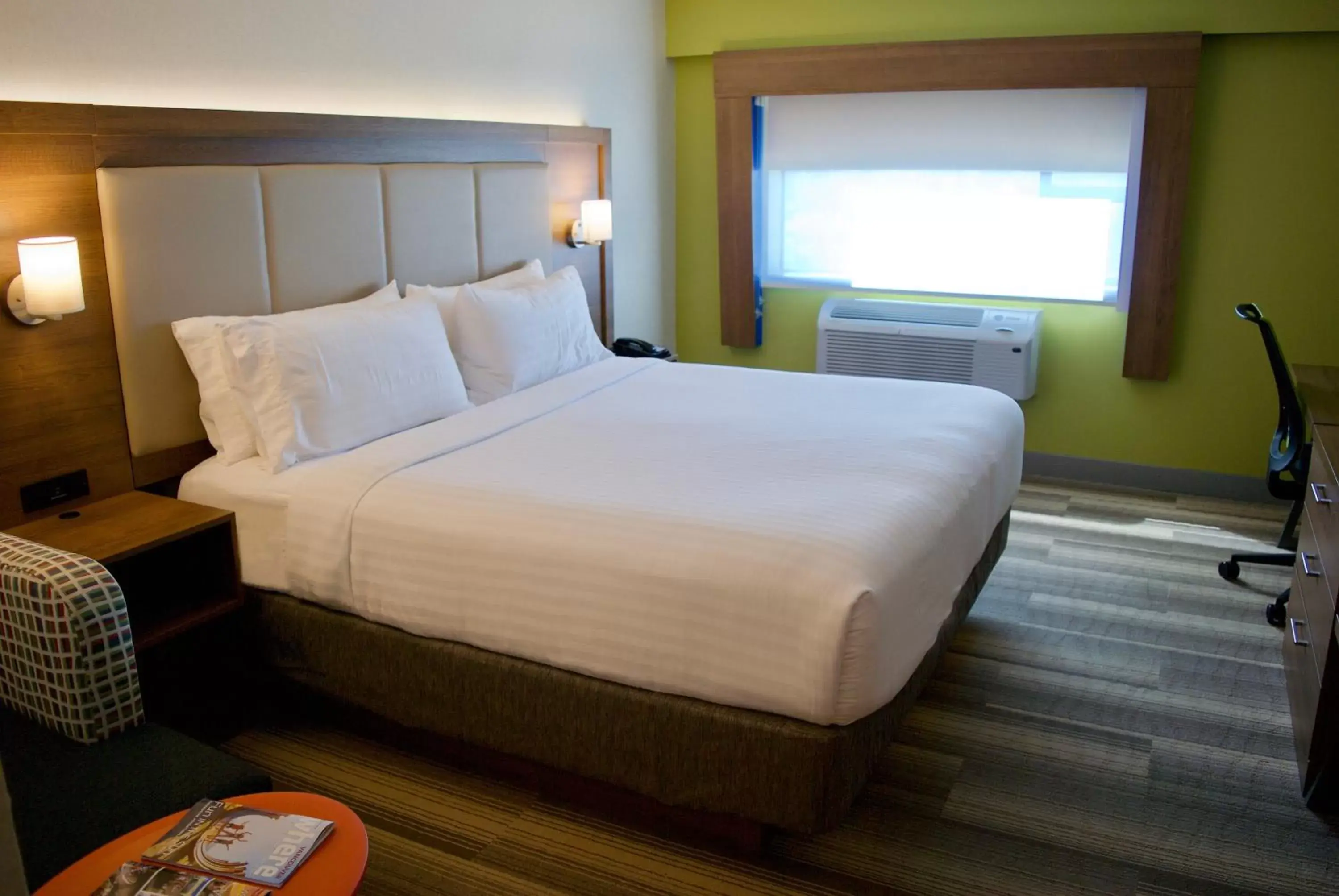 Photo of the whole room, Bed in Holiday Inn Express Vancouver Airport-Richmond, an IHG Hotel