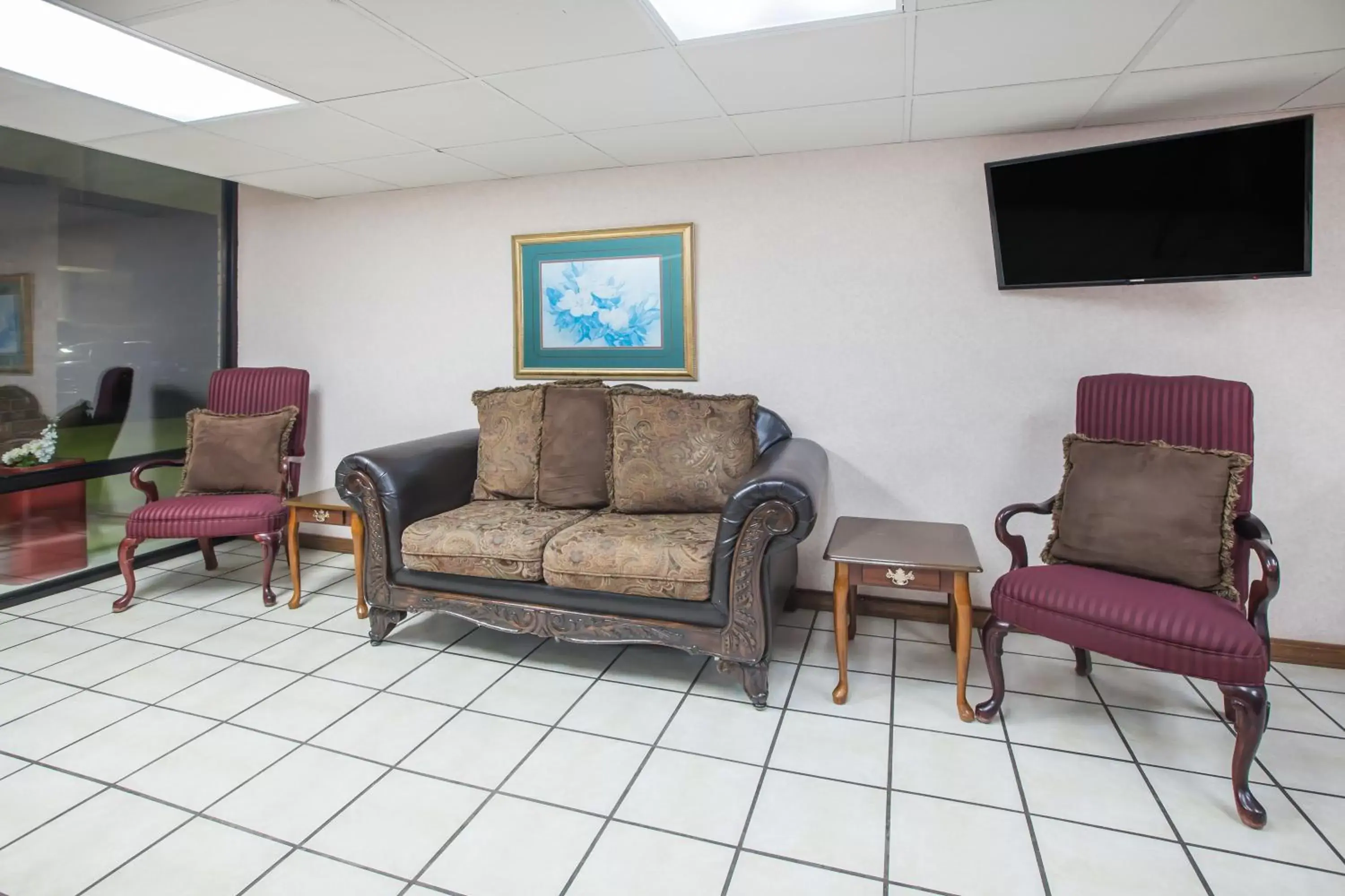 Seating Area in Super 8 by Wyndham Clinton