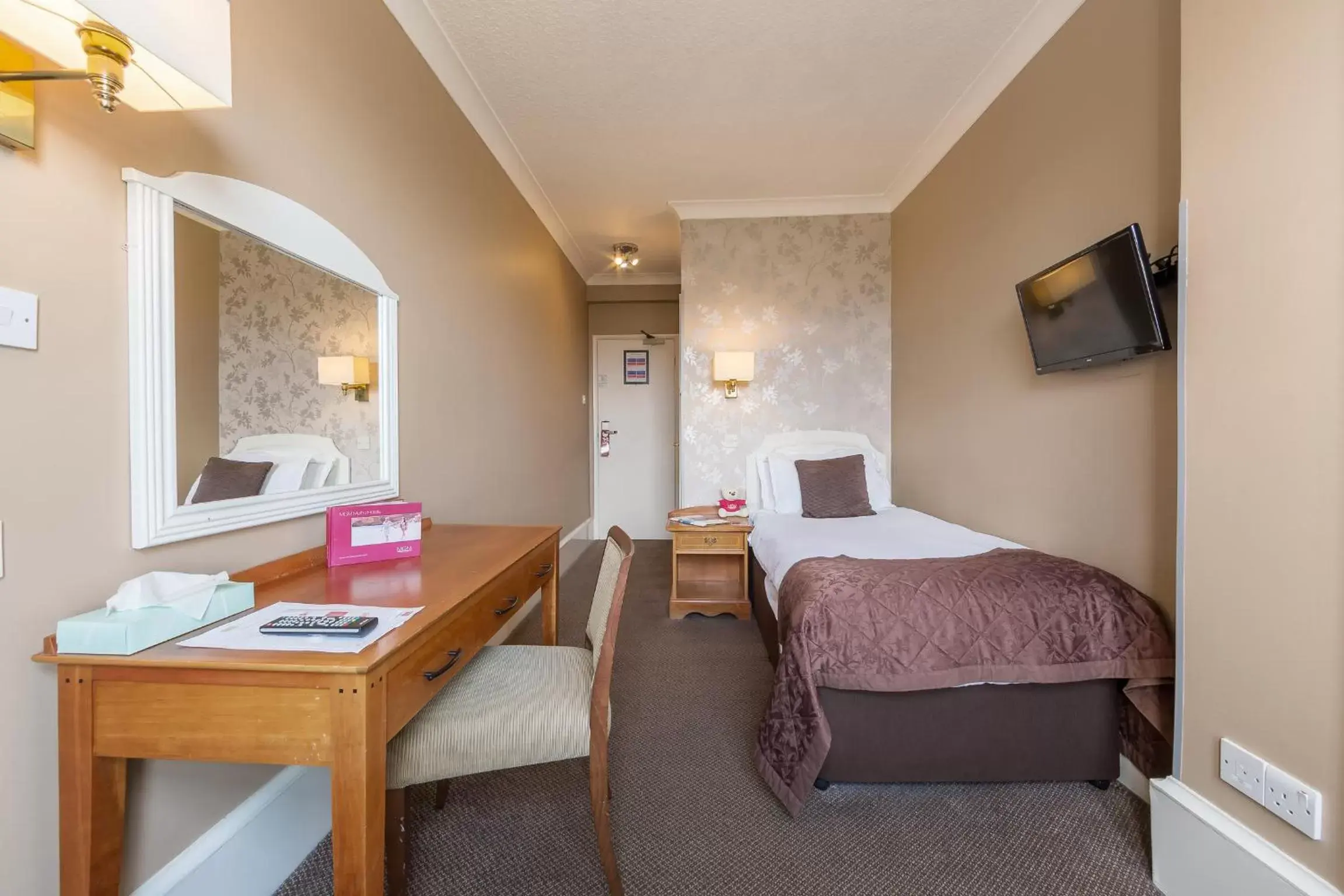Bedroom in Muthu Westcliff Hotel (Near London Southend Airport)