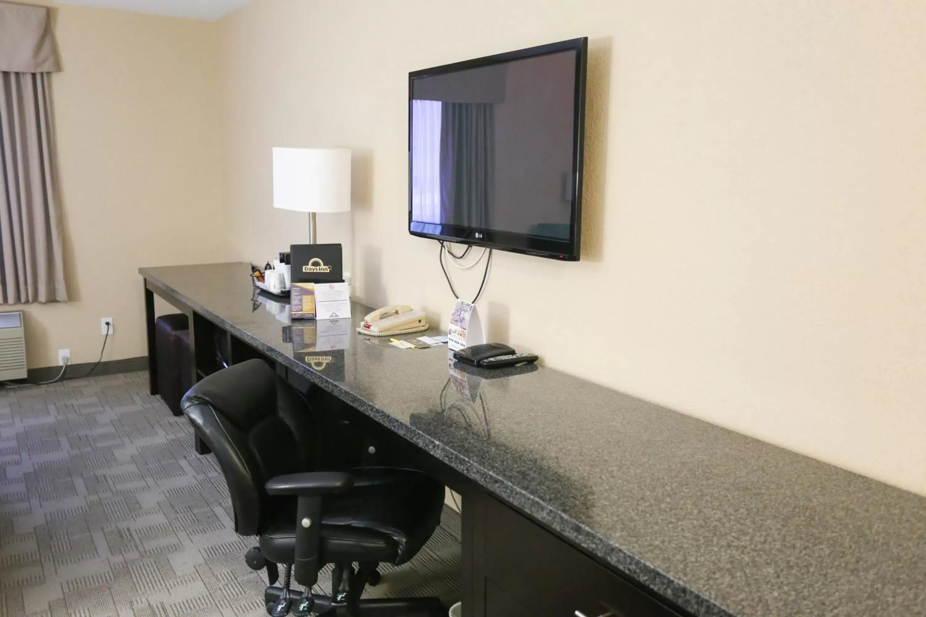 Seating area, TV/Entertainment Center in Days Inn by Wyndham Calgary Airport