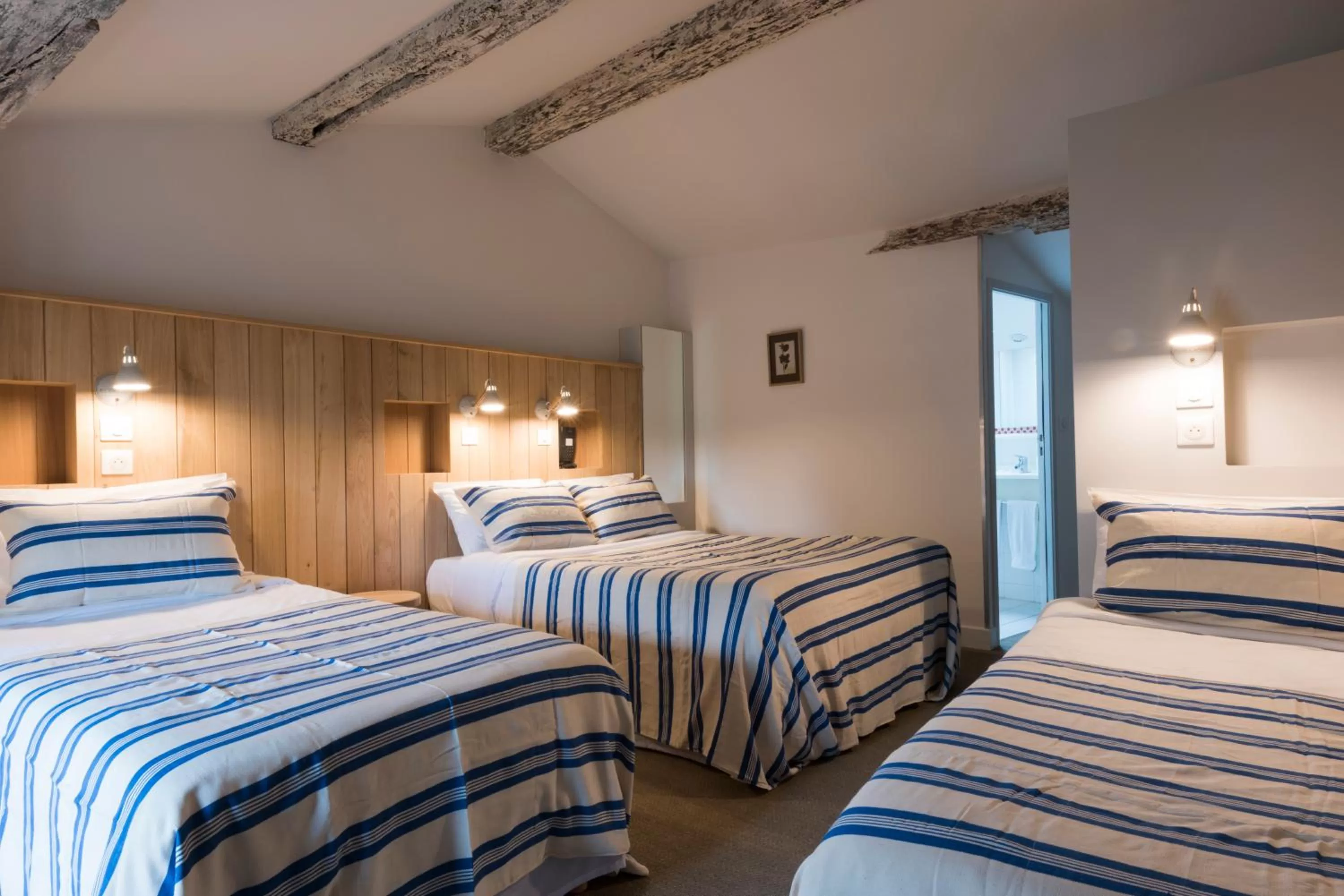 Photo of the whole room, Bed in Auberge de la Commanderie