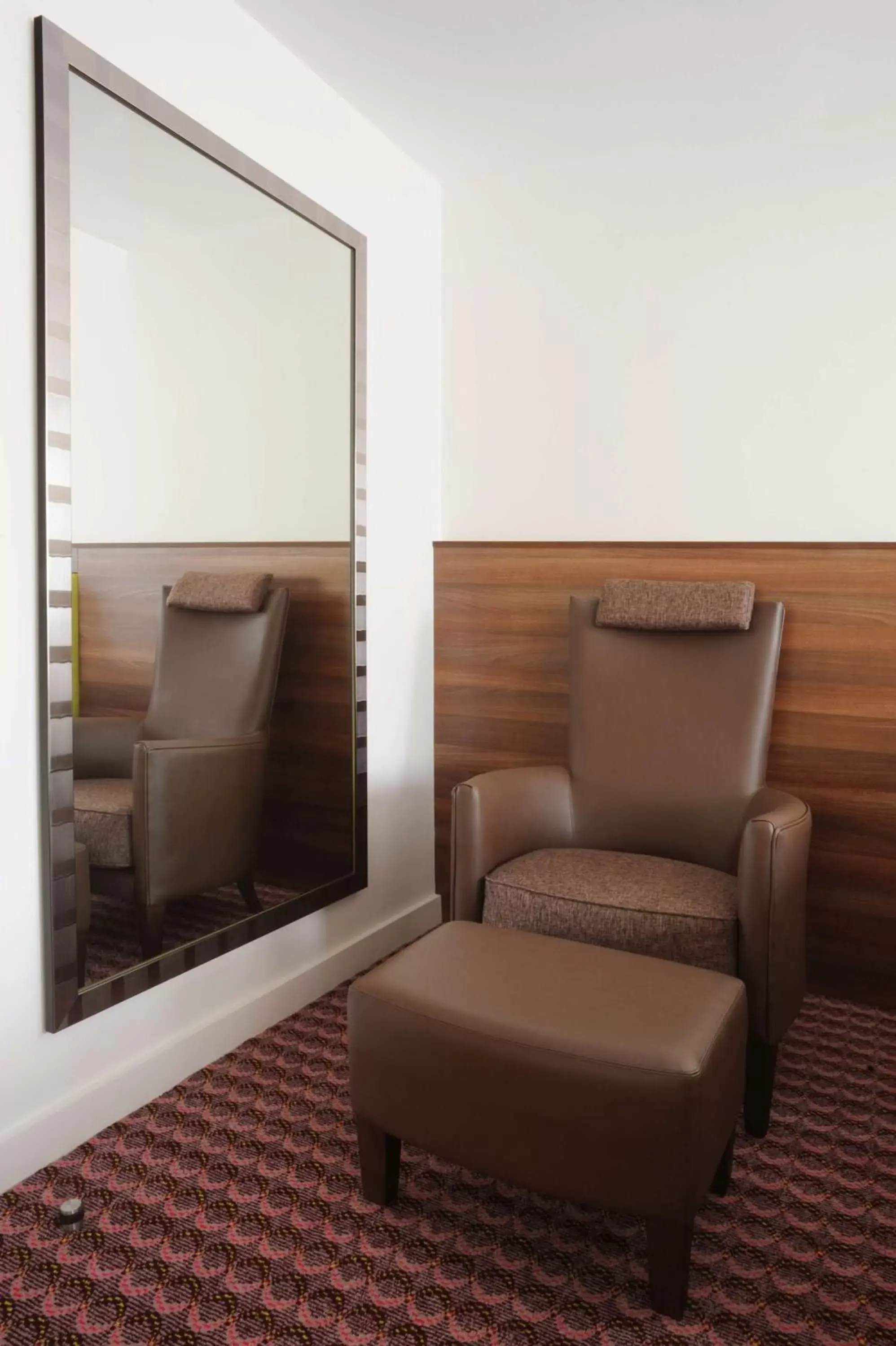 Bed, Seating Area in Hampton by Hilton Sheffield